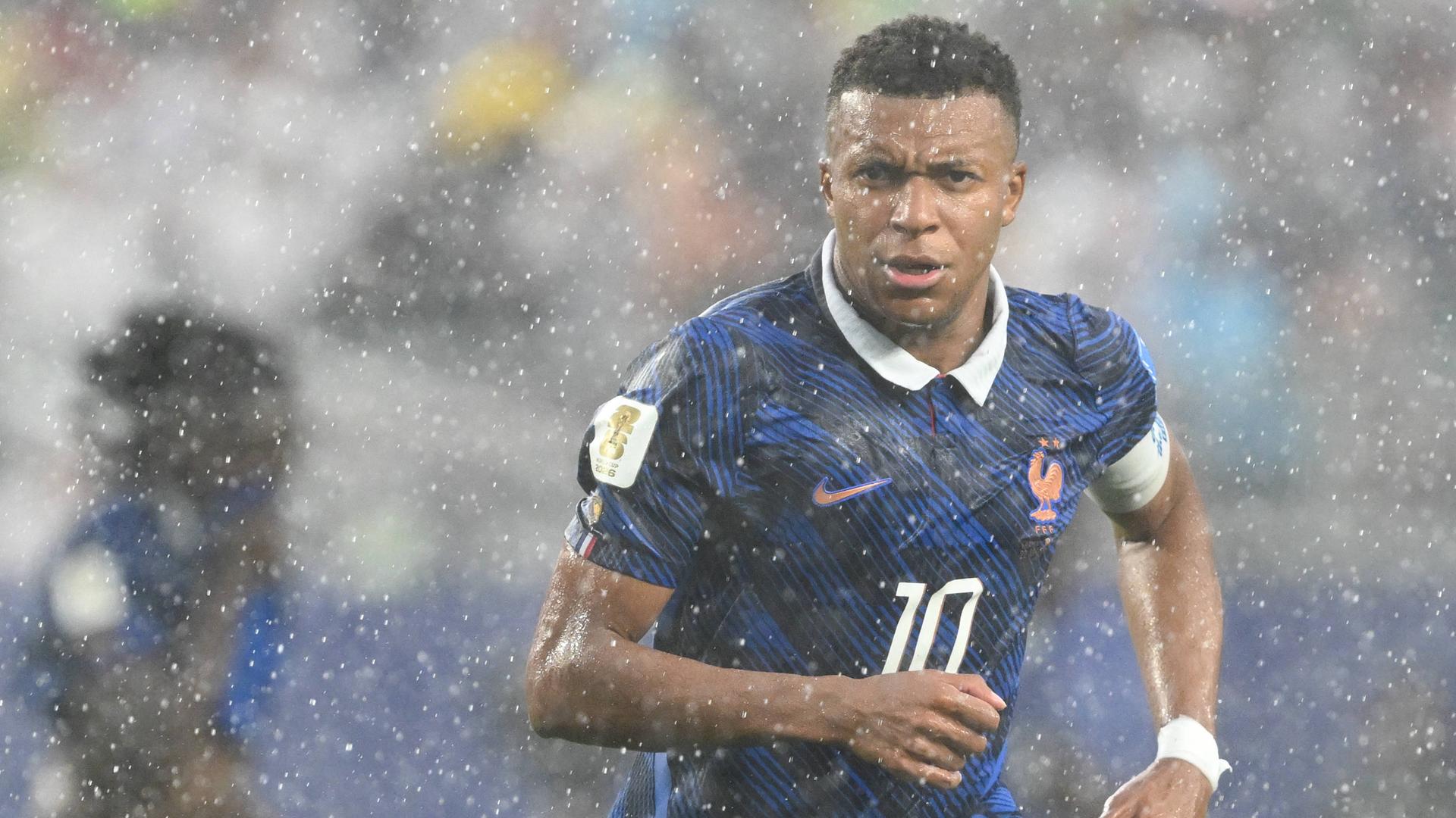 Fußball-WM 2026: Frankreich gegen Irak, Kylian Mbappe im Regen