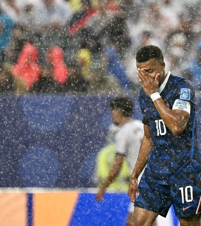 Fußball-WM 2026: Frankreich gegen Irak, Kylian Mbappe im Regen