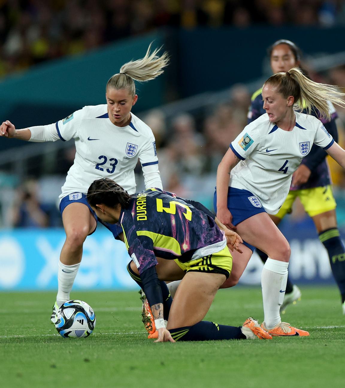Australien, Sydney: Fußball, Frauen: WM, England - Kolumbien, Finalrunde, Viertelfinale: Kolumbiens Lorena Bedoya Durango (M) kämpft mit Englands Alessia Russo (l) und Keira Walsh um den Ball.