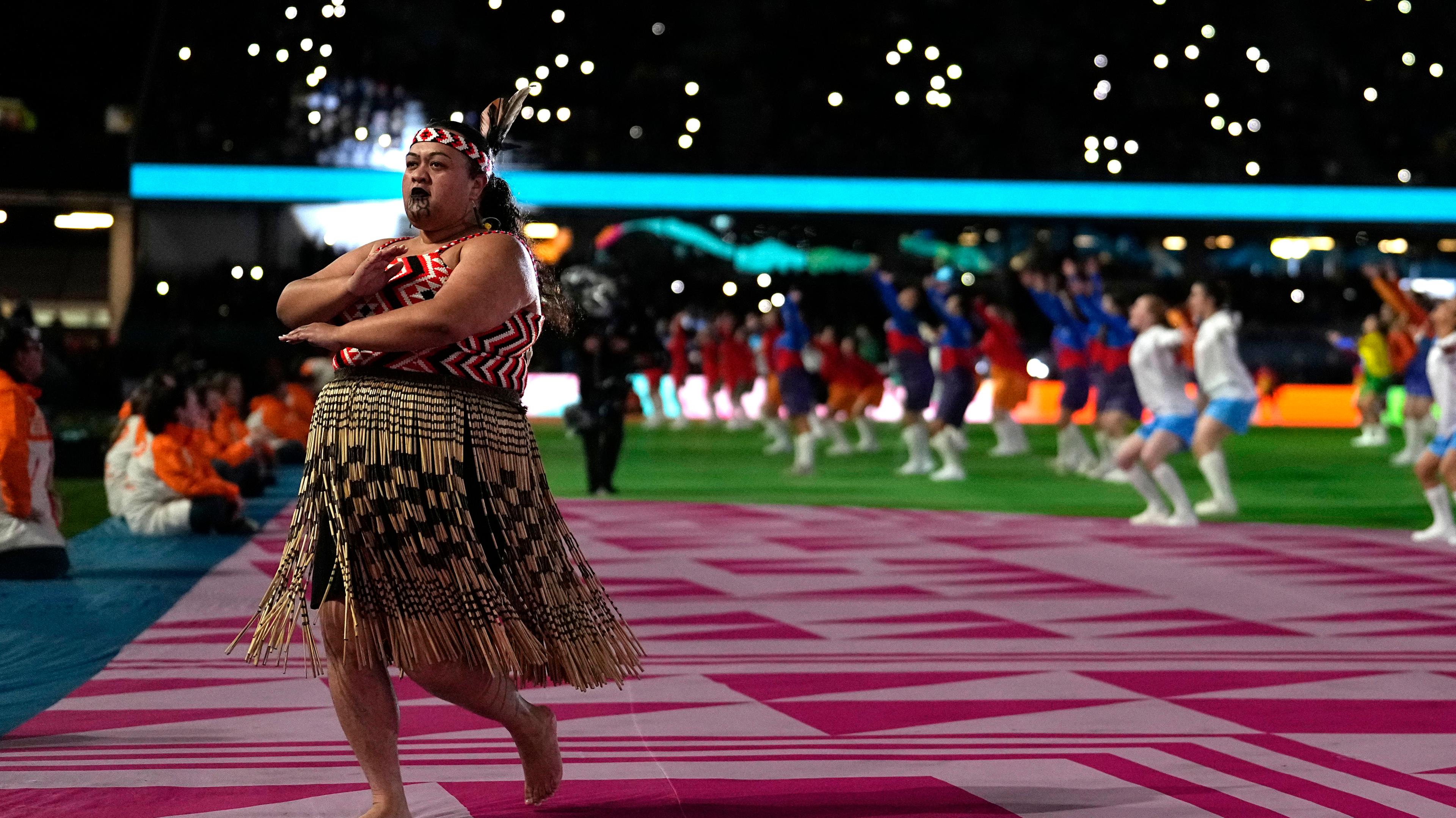 Tänzerinnen und Tänzer treten während der Eröffnungszeremonie vor dem Spiel zwischen Neuseeland und Norwegen auf.