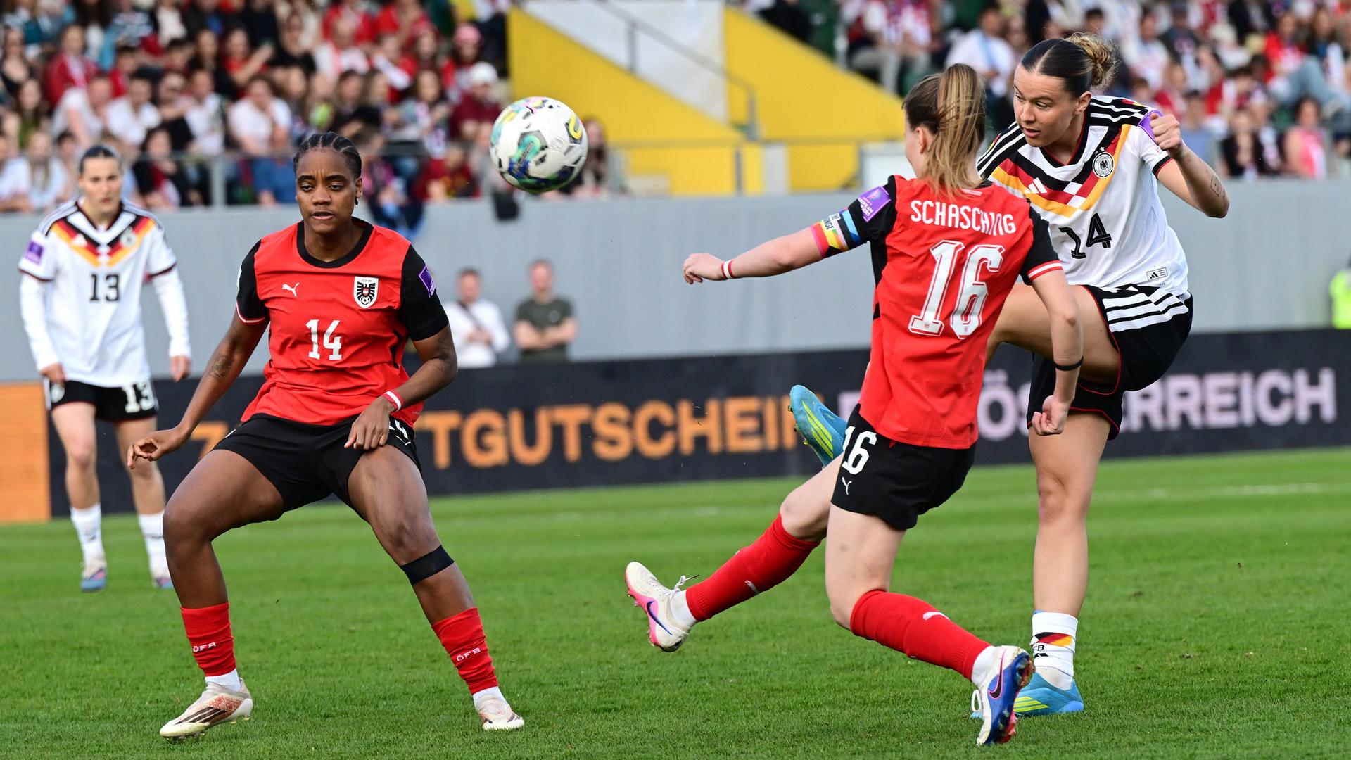 Naika Reissner (Österreich), Annabel Schasching (Österreich) und Larissa Mühlhaus (Deutschland) kämpfen. 