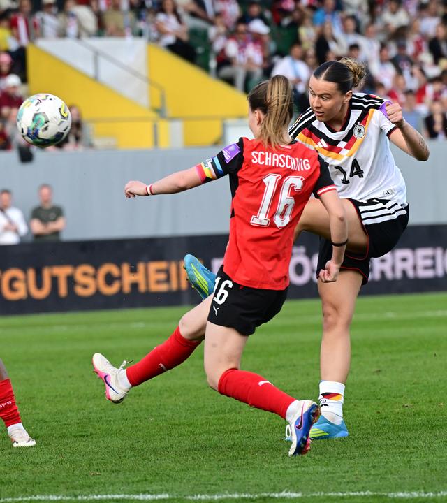 Naika Reissner (Österreich), Annabel Schasching (Österreich) und Larissa Mühlhaus (Deutschland) kämpfen. 