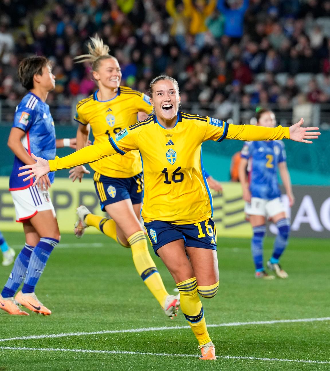 Fußball: Schweden jubelt im Spiel gegen Japan.