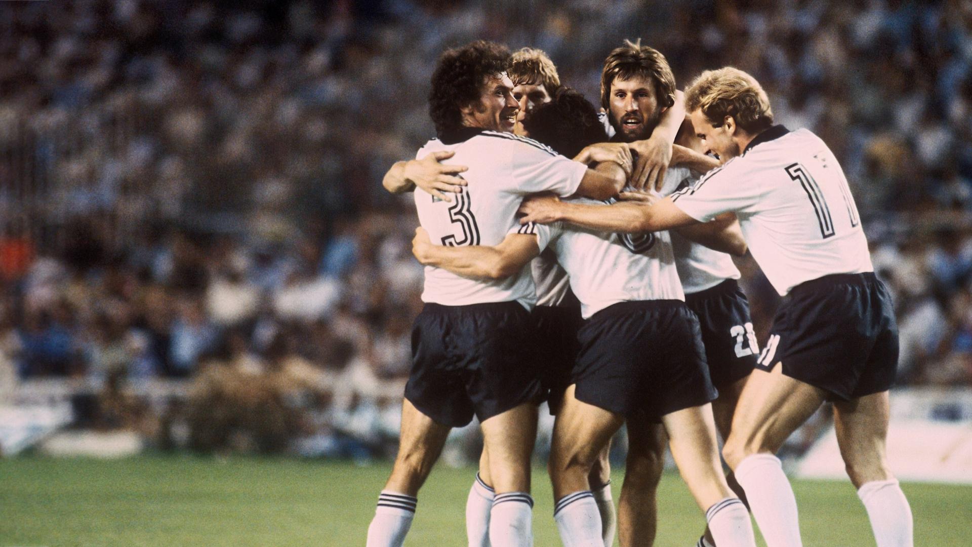 Jubelt über Fischers Ausgleichstor im WM-Halbfinale 1982 in Spanien
