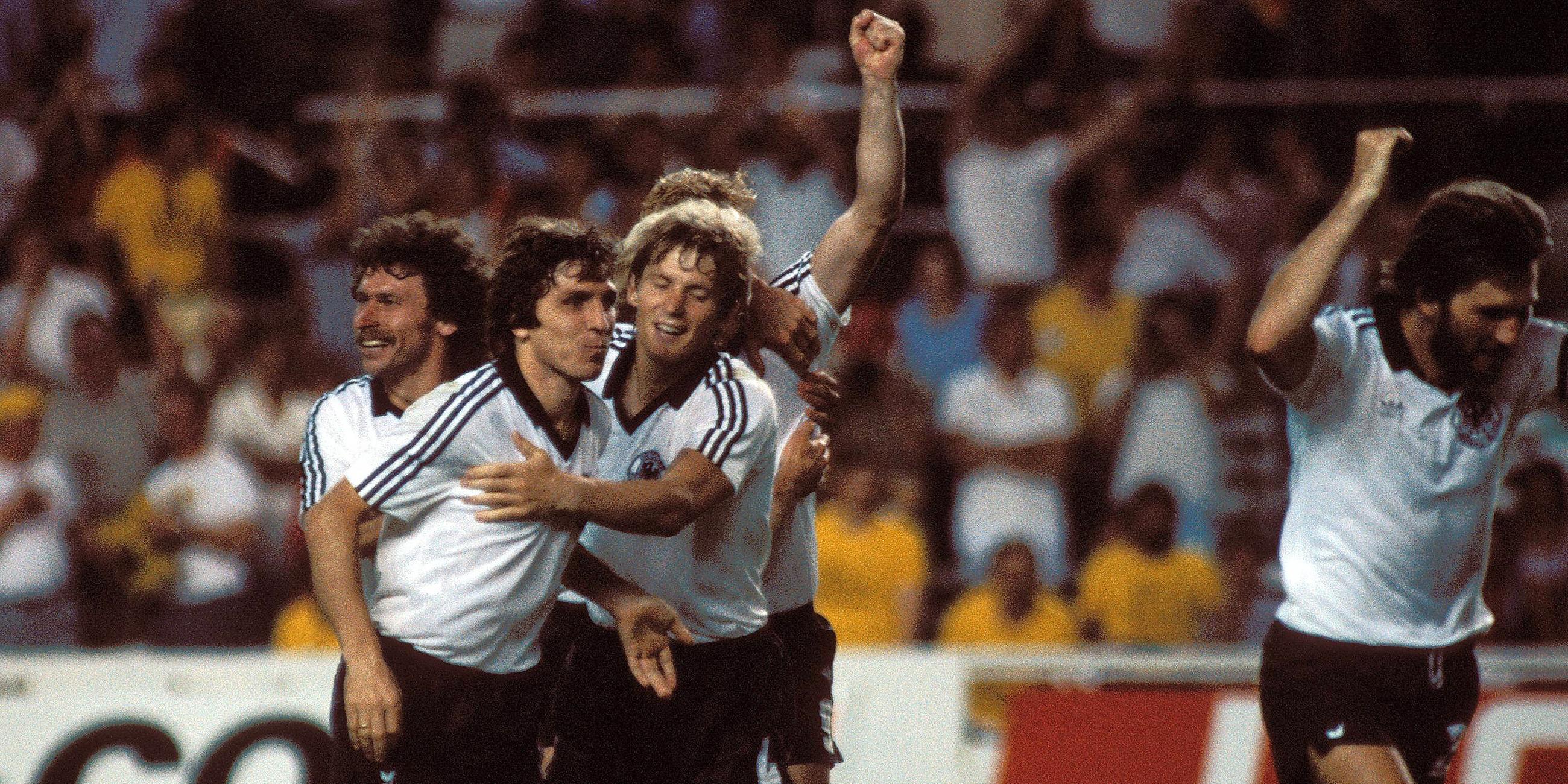 Jubelt über Fischers Ausgleichstor im WM-Halbfinale 1982 in Spanien