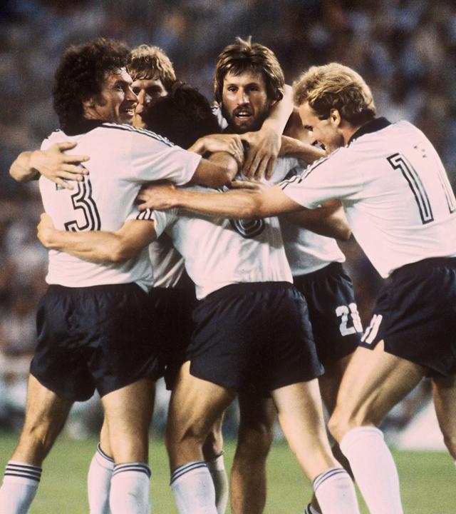 Jubelt über Fischers Ausgleichstor im WM-Halbfinale 1982 in Spanien