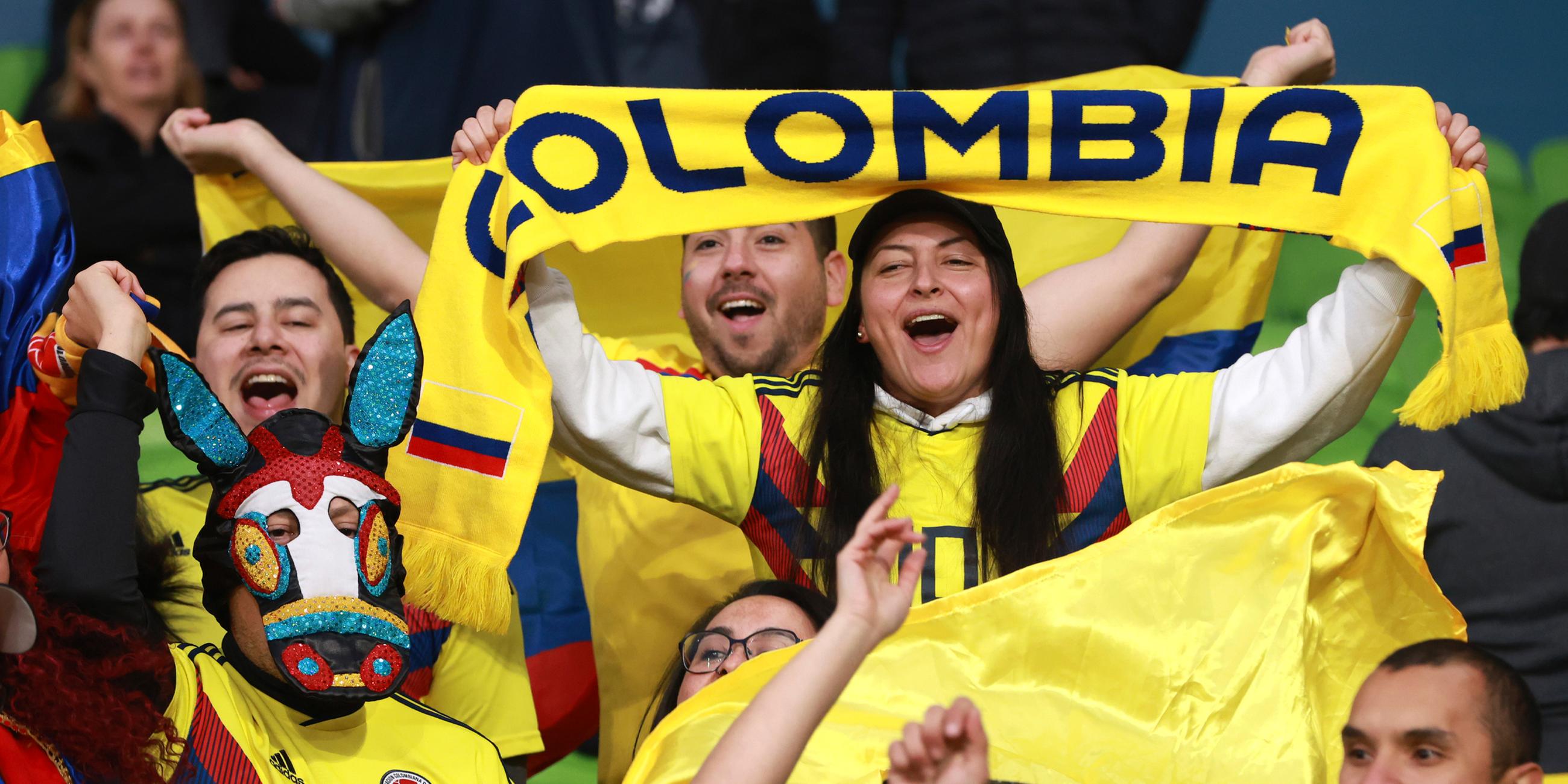 Kolumbianische Fans jubeln.