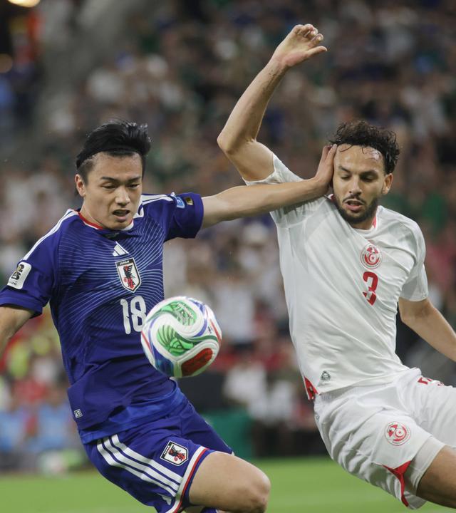 Ayase Ueda (l.) im Zweikampf mit Montassar Talbi