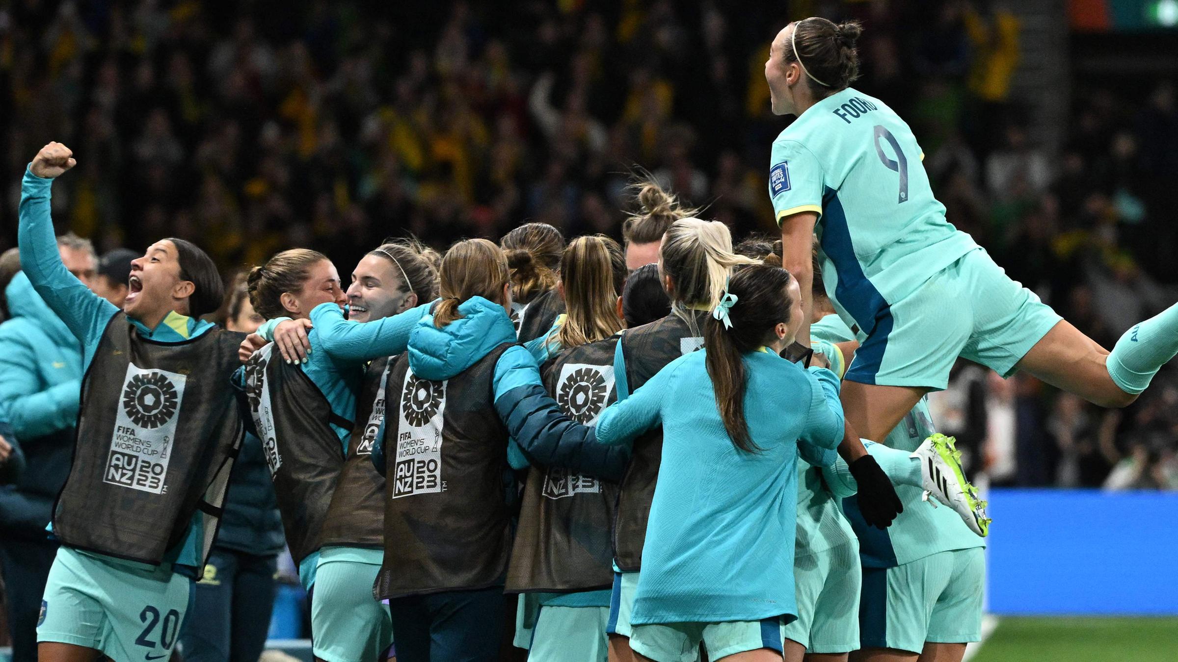 Sam Kerr (20, Australien) jubelt mit ihrem Team.