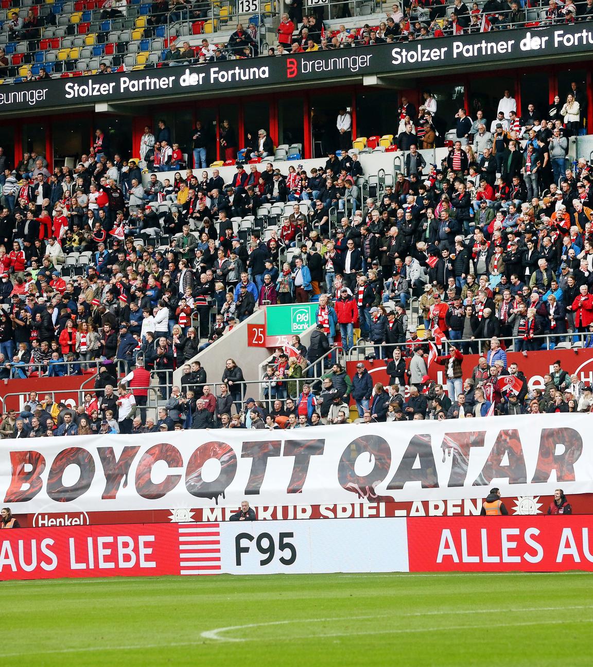 Anhänger von Fortuna Düsseldorf zeigen ein Banner mit der Aufschrift "Boycott Qatar 2022"