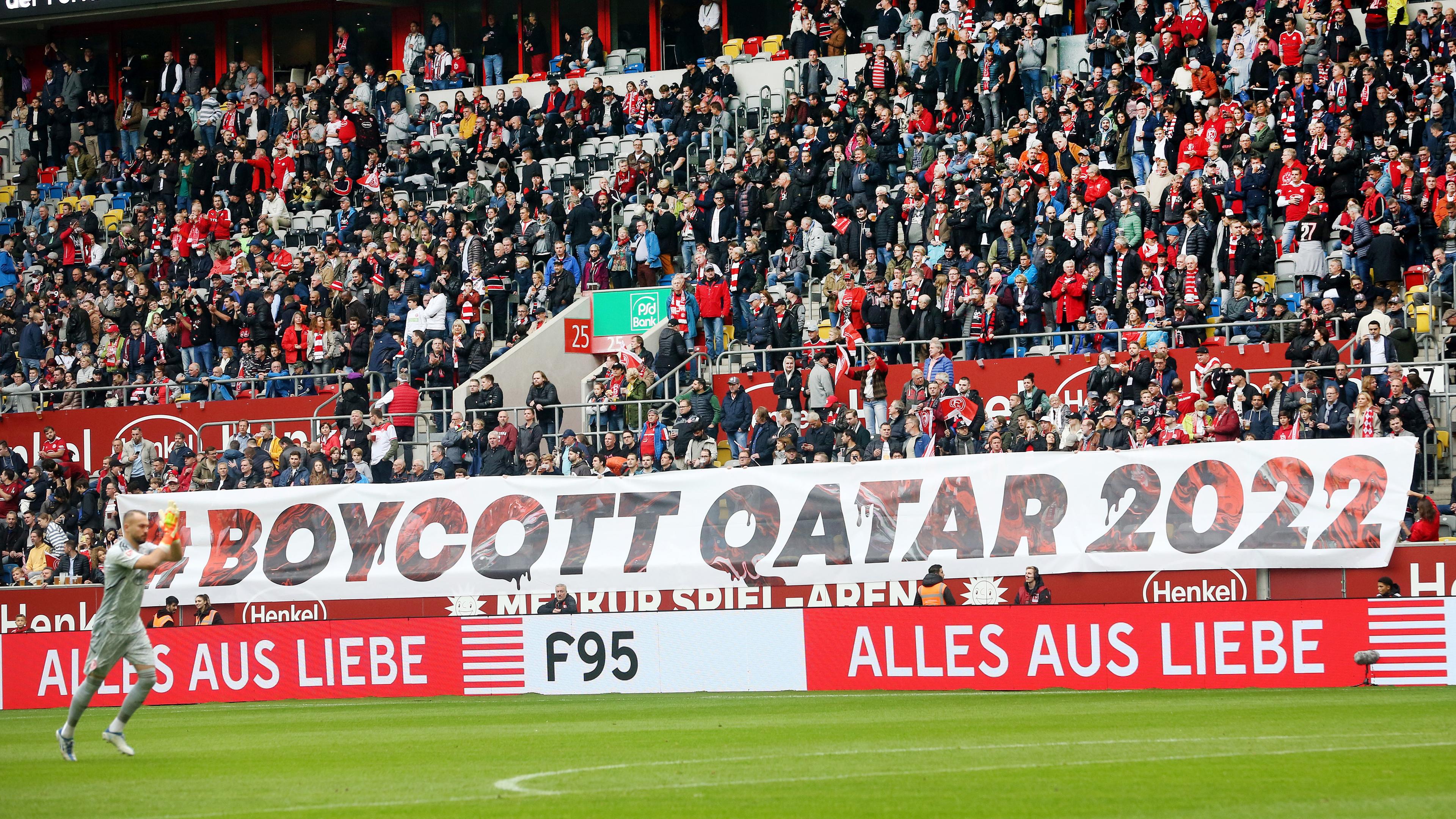 Fans begehren gegen Fußball-WM in Katar auf