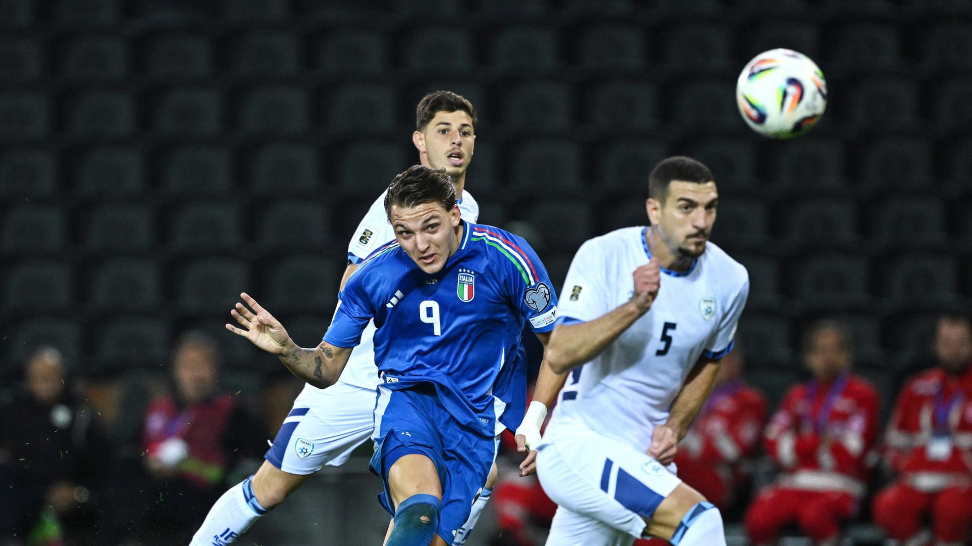 Italiens Torschütze Mateo Retegui schießt das Tor zum 2:0 gegen Israel.