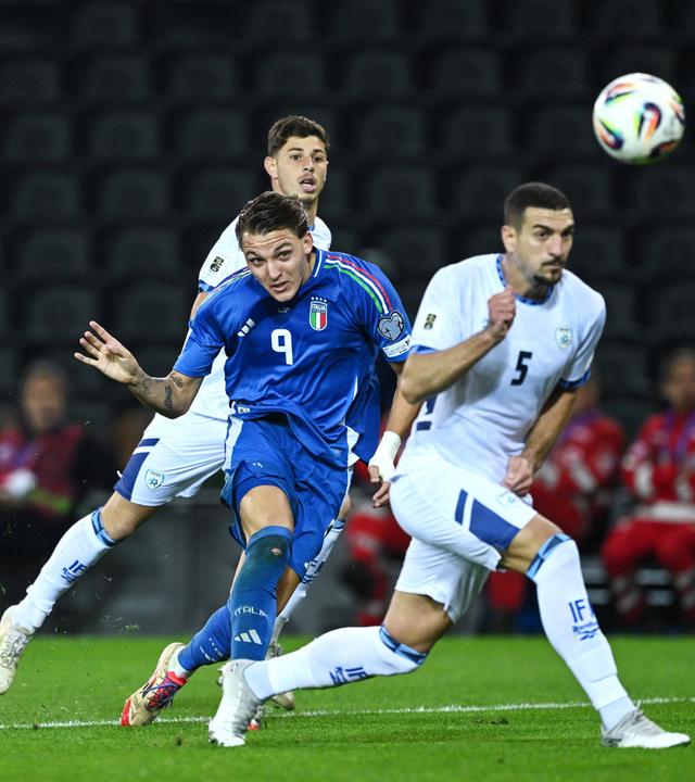Italiens Torschütze Mateo Retegui schießt das Tor zum 2:0 gegen Israel.
