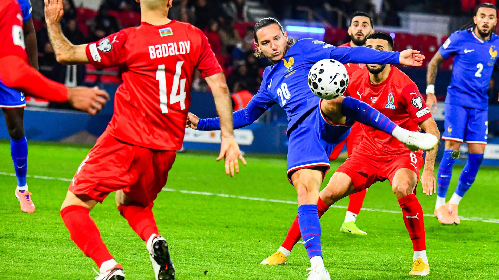 Frankreichs Florian Thauvin schießt das Tor zum 3:0 gegen Aserbaidschan.
