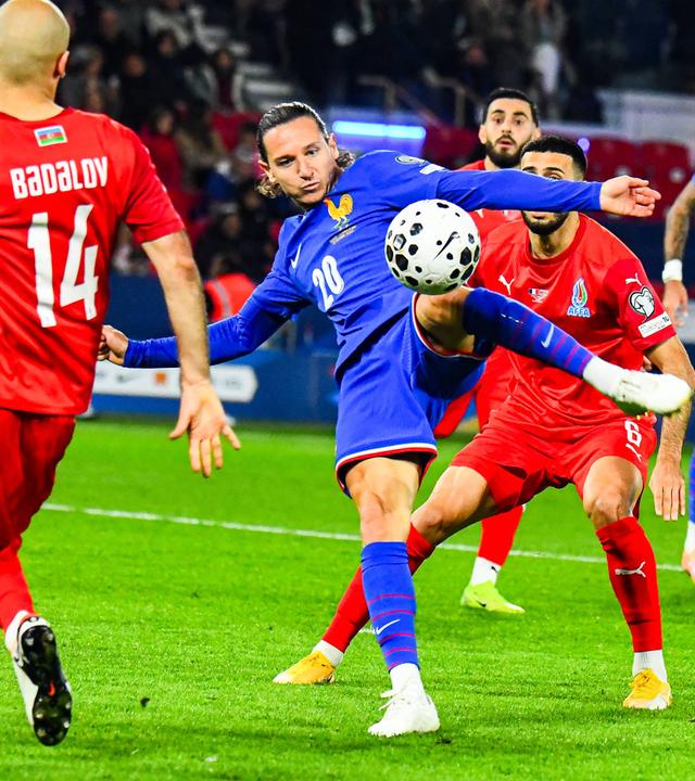 Frankreichs Florian Thauvin schießt das Tor zum 3:0 gegen Aserbaidschan.