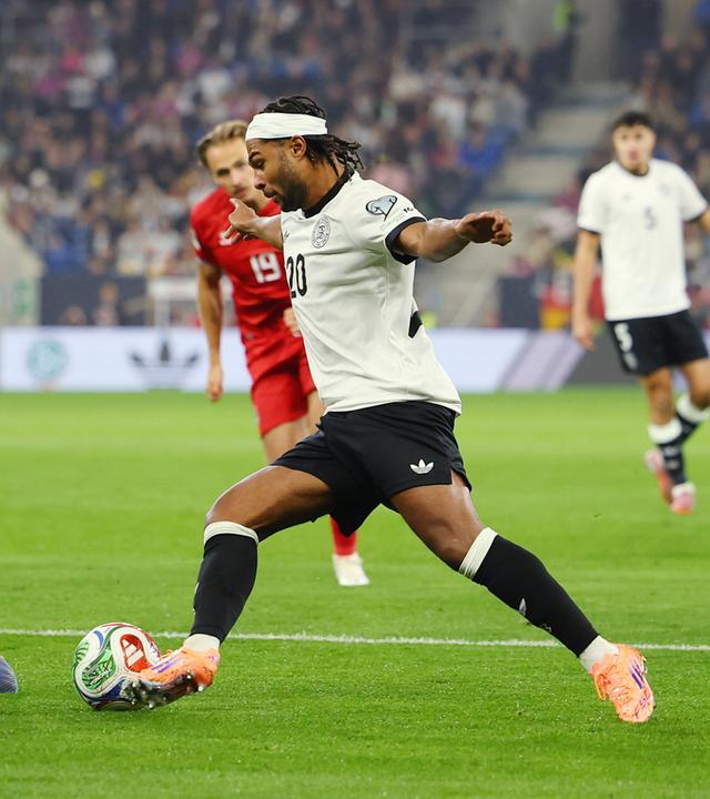 Deutschlands Serge Gnabry in Aktion gegen Enes Mahmutovic von Luxemburg.