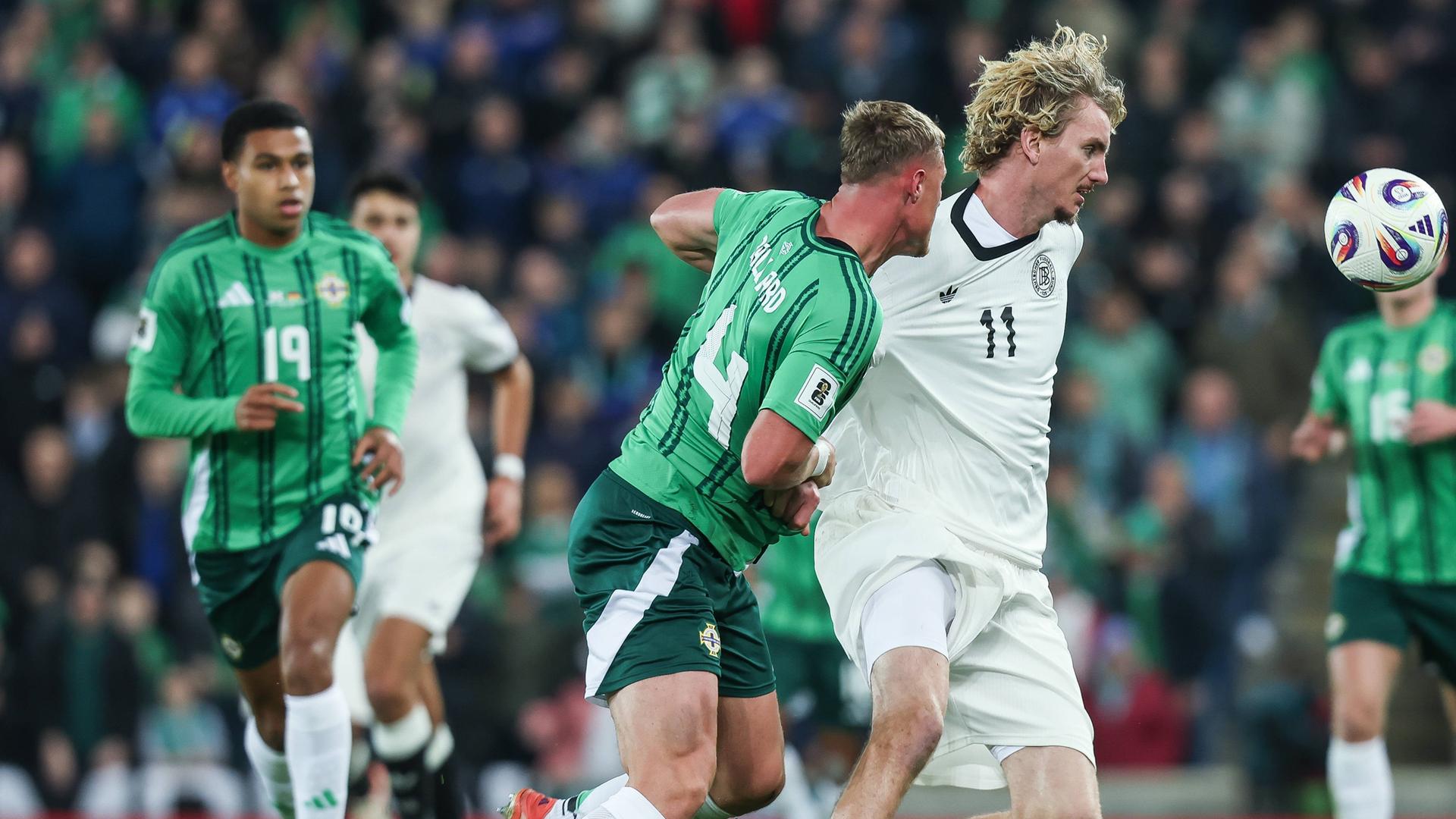 Deutschlands Nick Woltemade und Nordirlands Daniel Ballard kämpfen um den Ball.