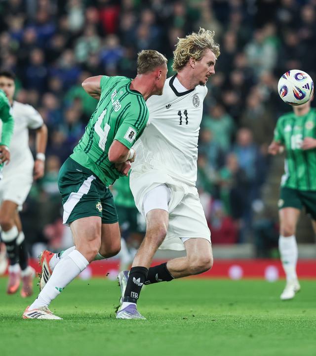 Deutschlands Nick Woltemade und Nordirlands Daniel Ballard kämpfen um den Ball.