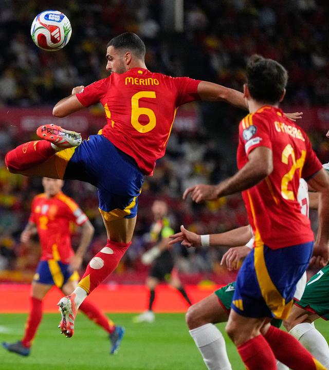 Spaniens Mikel Merino in Aktion beim Spiel gegen Bulgarien.