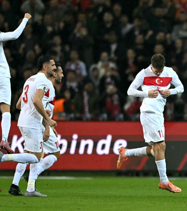 Türkeis Kenan Yildiz jubelt mit seinen Mitspielern nach seinem Treffer gegen Georgien.