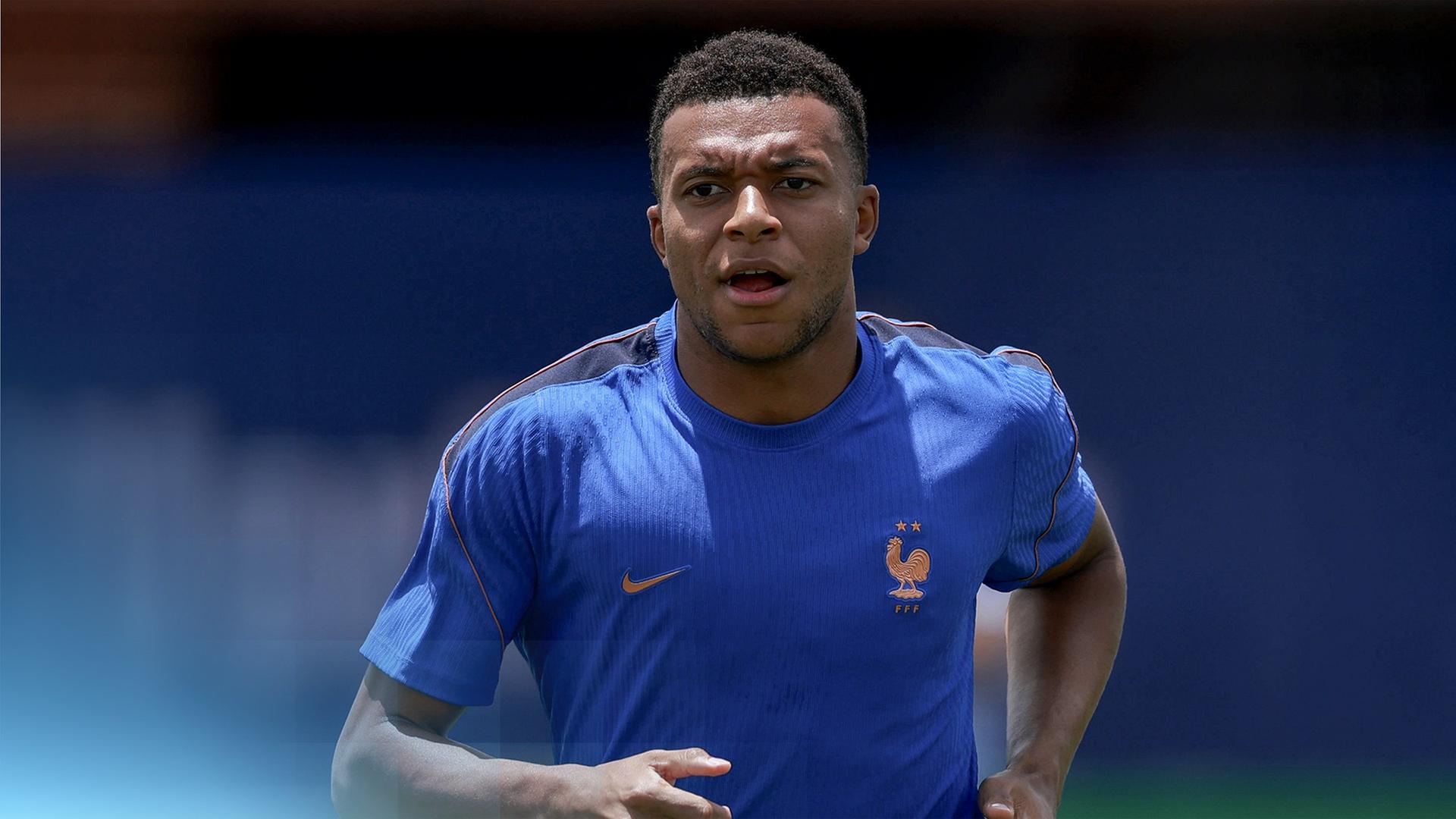 Fußballspieler Mbappé in einem blauen Frankreich-Trikot. Er läuft gerade und sieht deutlich angestrengt aus.