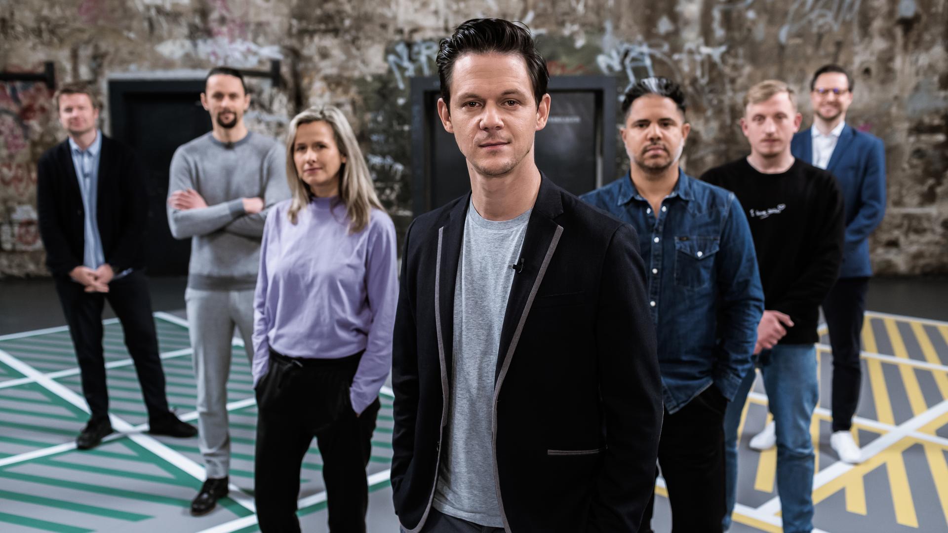 Jo Schück mit Gästen auf Spielfeld