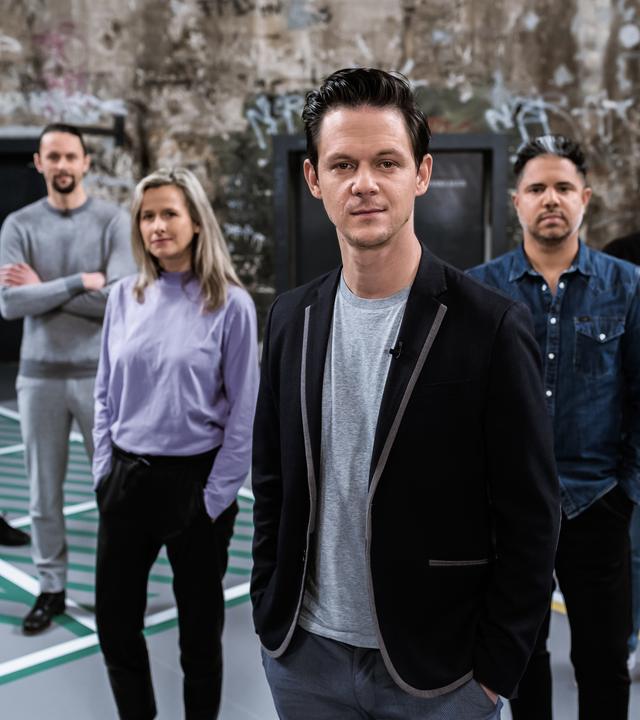 Jo Schück mit Gästen auf Spielfeld