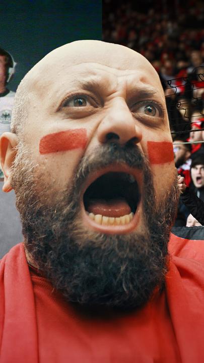 rechts im Bild singende Fußballfans auf einer Tribüne, davor groß ein singender Mann mit rot-geschminkten Streifen auf den Wangen, hinter ihm links eine Montage von zwei Archivbildern mit dem jungen Franz Beckenbauer und der singenden Nationalelf im Studio 