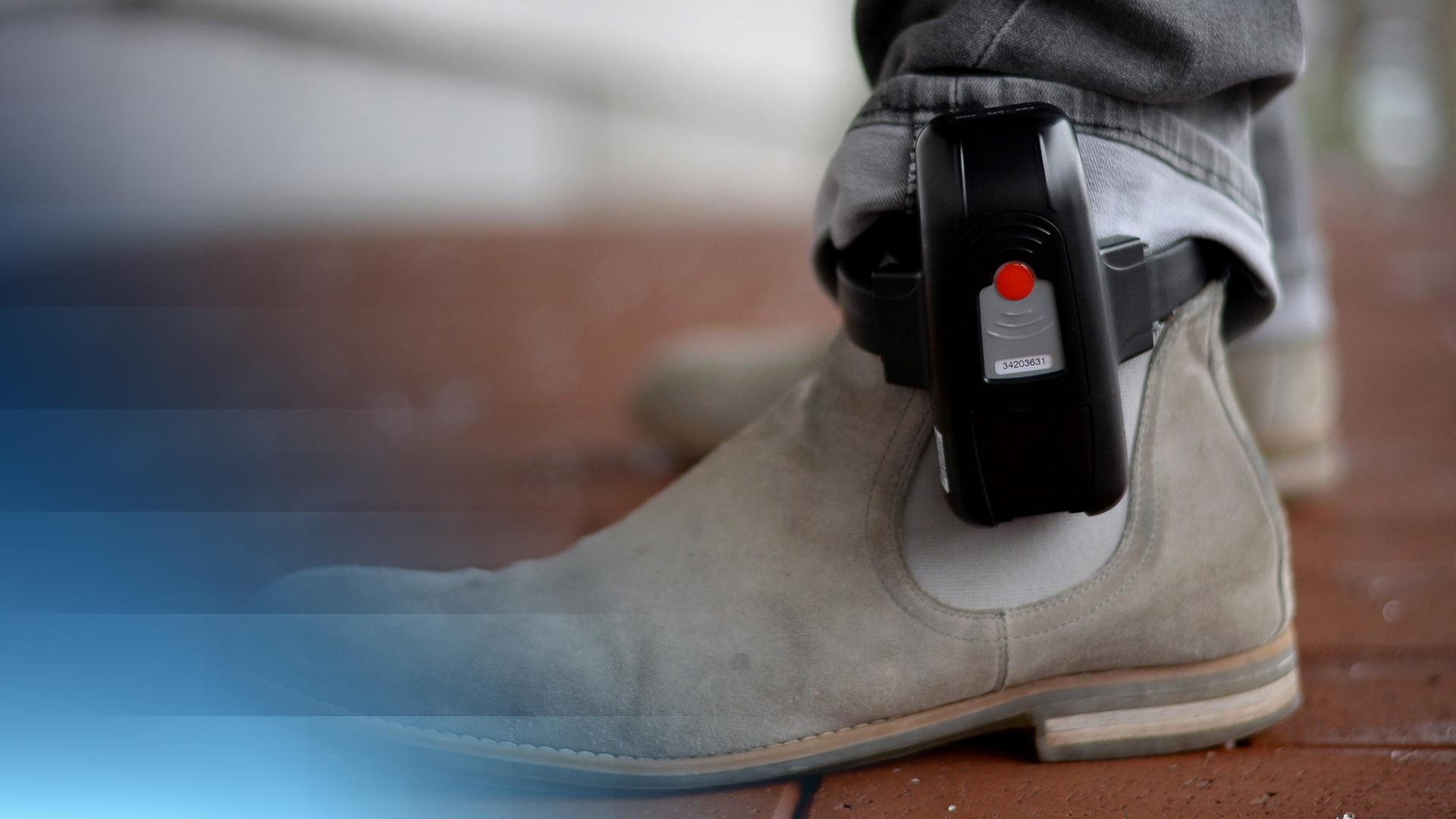 Ein Schuh mit einer darüber angebrachten elektronischen Fußfessel.