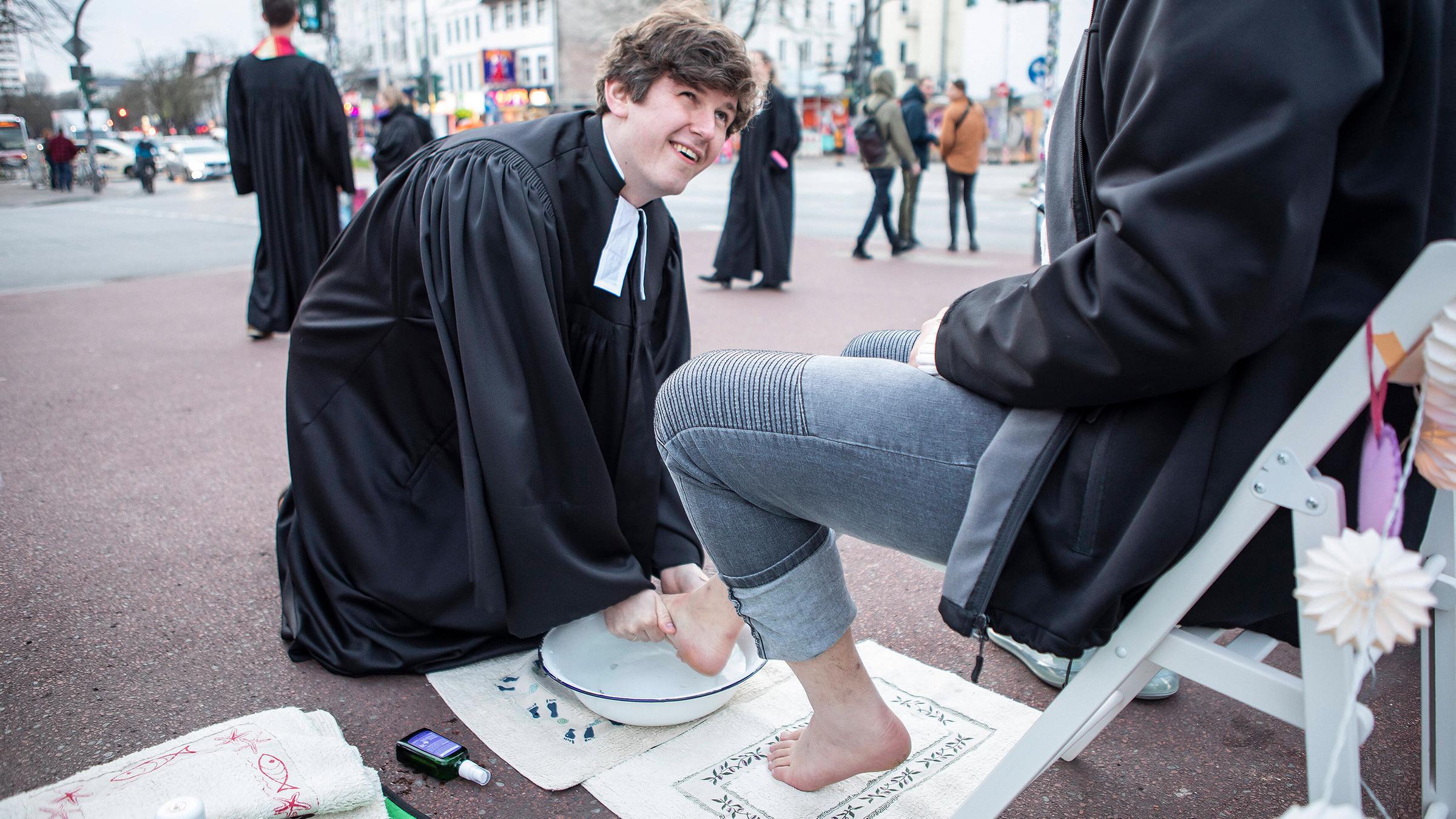 Priester am Gründonnerstag bei einer Fußwaschung auf Verwendungshinweis:
