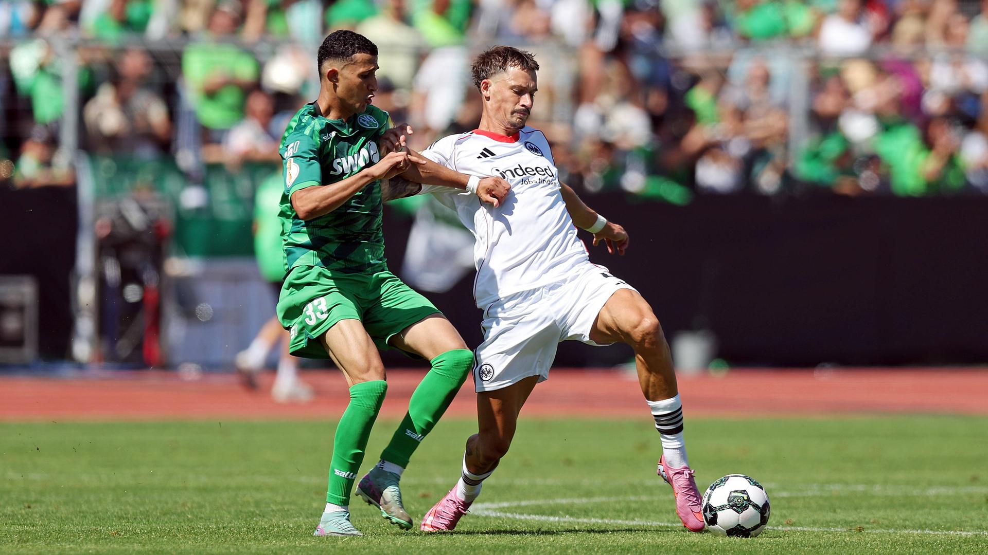  FV Engers - Eintracht Frankfurt v.l. Ayman Ed-Daoudi (FV Engers 07), Robin Koch (Eintracht Frankfurt)