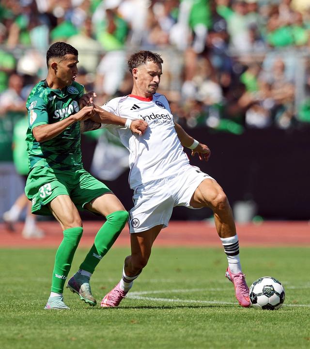  FV Engers - Eintracht Frankfurt v.l. Ayman Ed-Daoudi (FV Engers 07), Robin Koch (Eintracht Frankfurt)