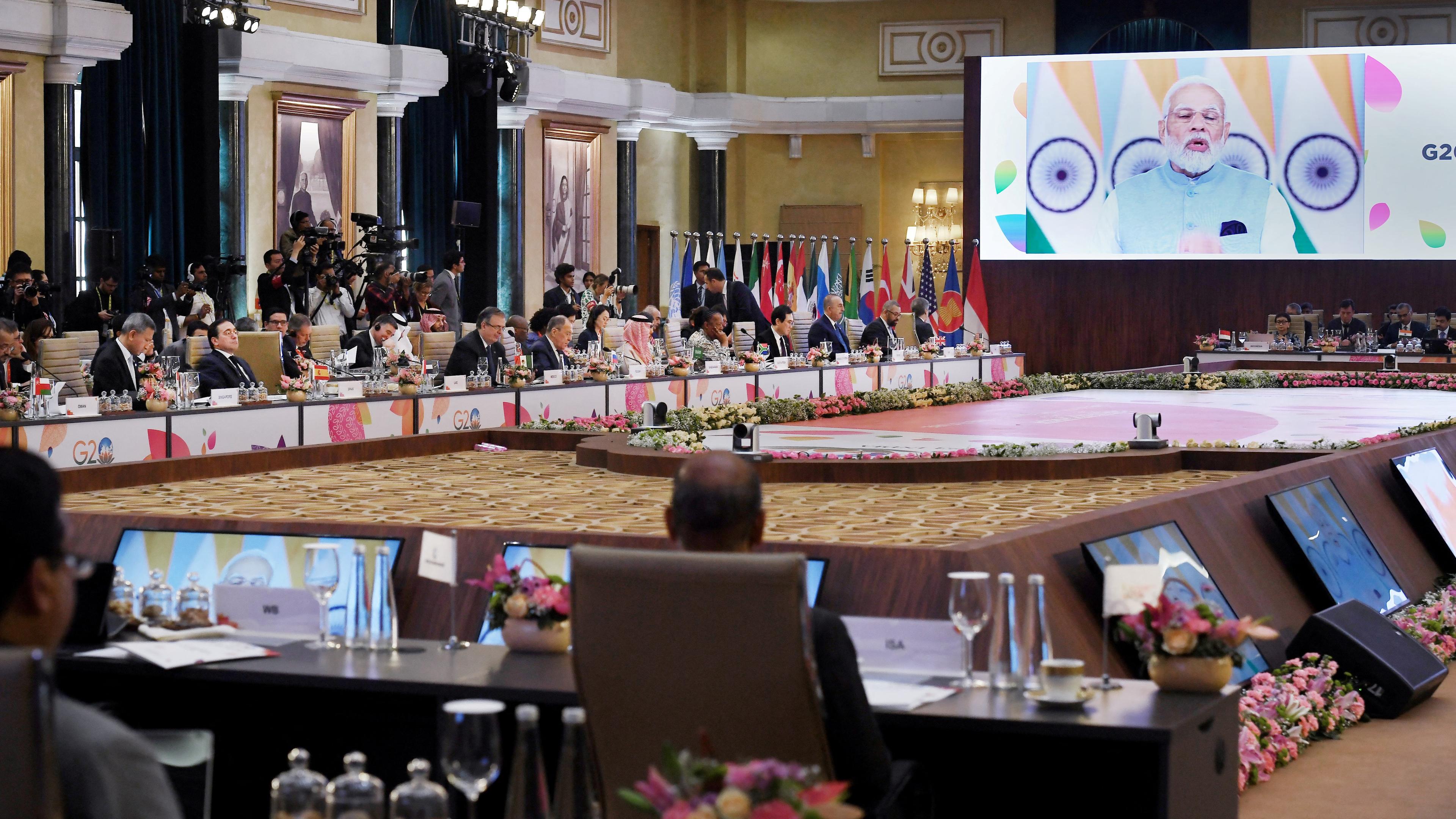 Indiens Premier Narendra Modi (zu sehen auf einem Bildschirm) spricht zu den Außenministern beim G-20-Treffen in Neu Delhi, Indien am 02.03.2023