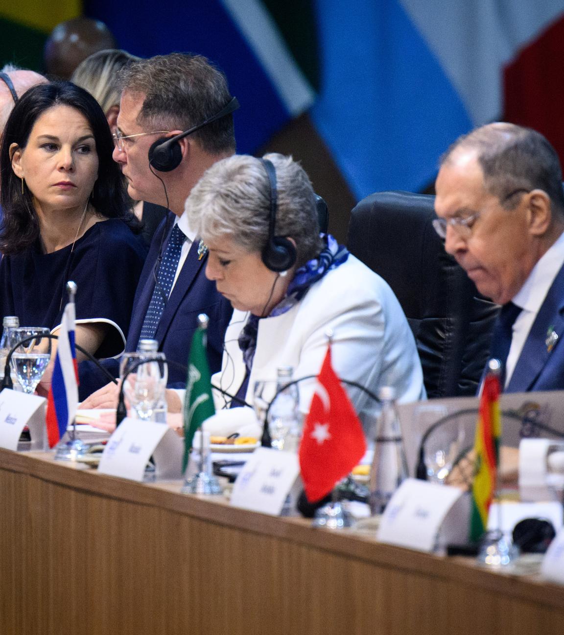 Annalena Baerbock (2.v.l, Bündnis 90/Die Grünen), Außenministerin, sitzt nur drei Plätze neben Sergej Lawrow (r), Außenminister von Russland