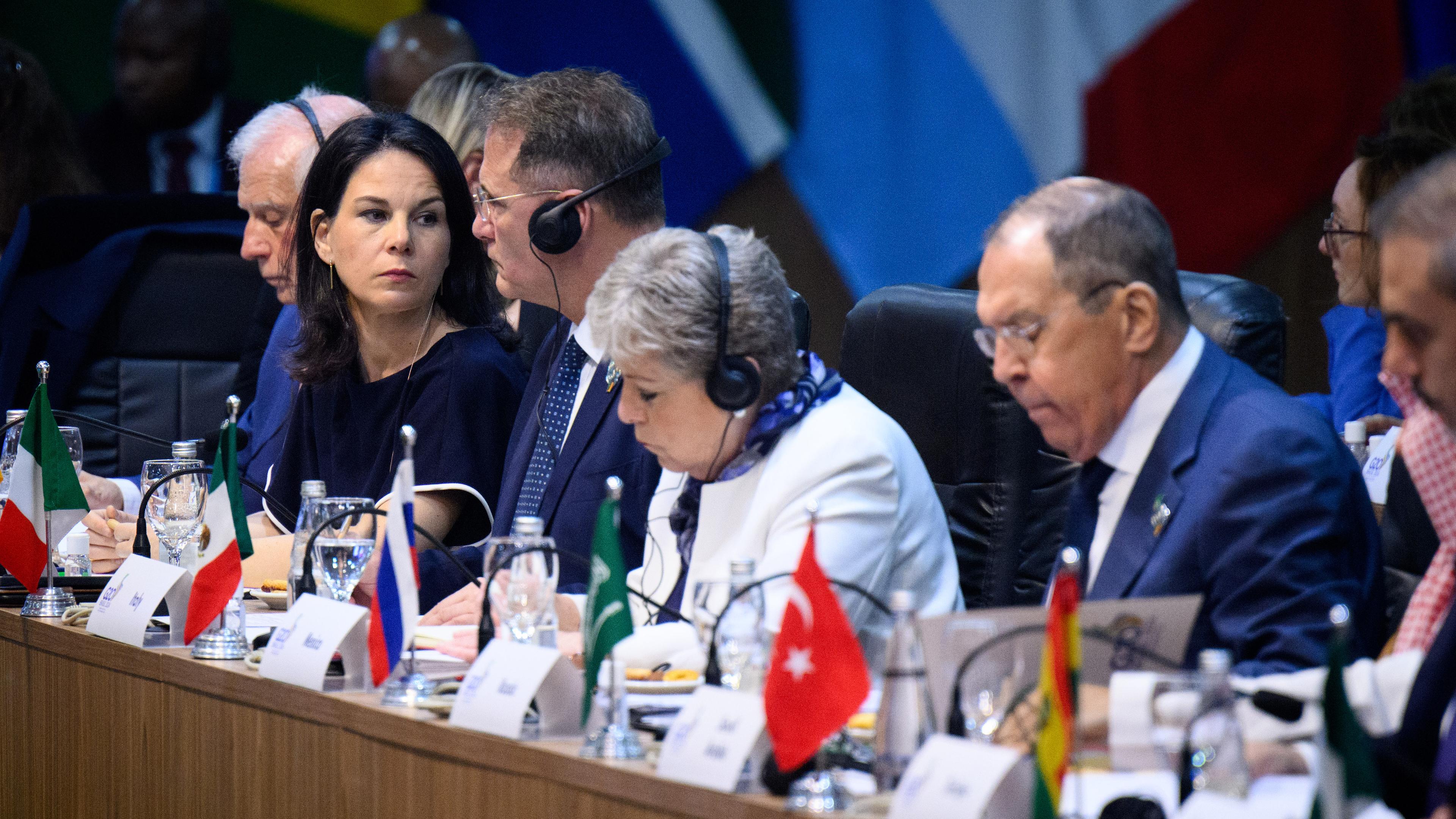 Annalena Baerbock (2.v.l, Bündnis 90/Die Grünen), Außenministerin, sitzt nur drei Plätze neben Sergej Lawrow (r), Außenminister von Russland