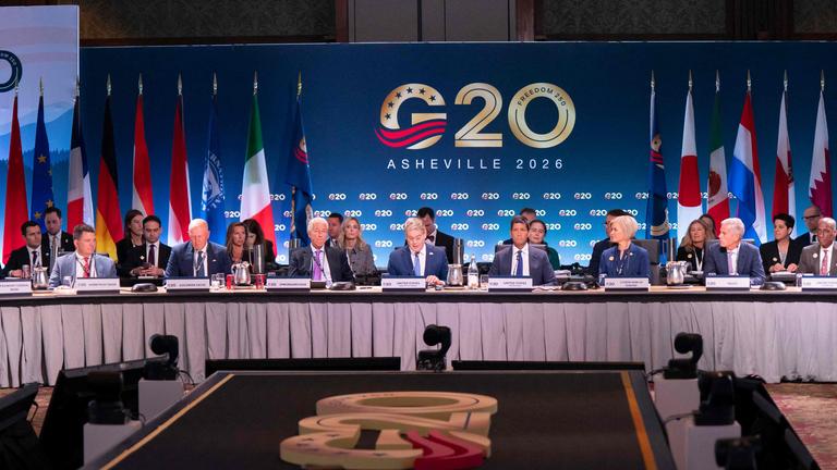 US-Finanzminister Scott Bessent (Mitte) spricht während des Treffens der G20-Finanzminister und Zentralbankgouverneure am 31. August 2026 in Asheville, North Carolina. Mit ihm auf dem Podium (v. l. n. r.): C. Hunter Westbrook (CEO der Piedmont Federal Bank), David M. Solomon (CEO der Hometrust Bank), Jamie Dimon (CEO von Goldman Sachs), Kevin Warsh (Vorsitzender der US-Notenbank Federal Reserve), Jill Castilla (Präsidentin und CEO der Citizens Bank of Edmond), Mike Lyons (Präsident und CEO der Citizens Bank of Edmond), der Präsident und CEO der Truist Financial Corporation sowie Philip Jefferson (stellvertretender Vorsitzender der Federal Reserve).