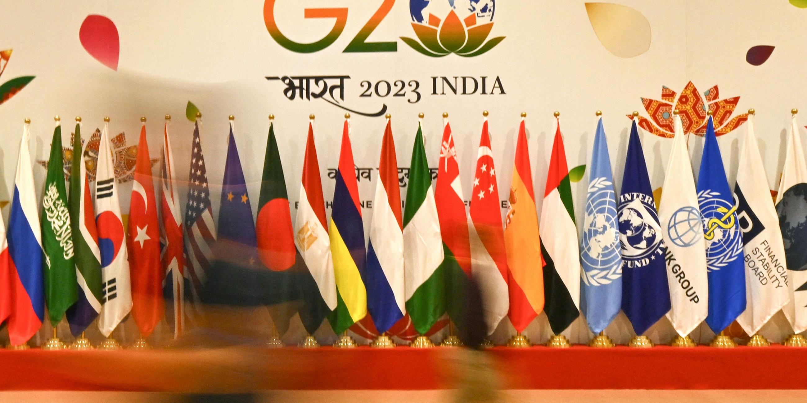 Die Flaggen der teilnehmenden Länder am G20 Gipfel in Neu-Delhi am 07.09.2023.