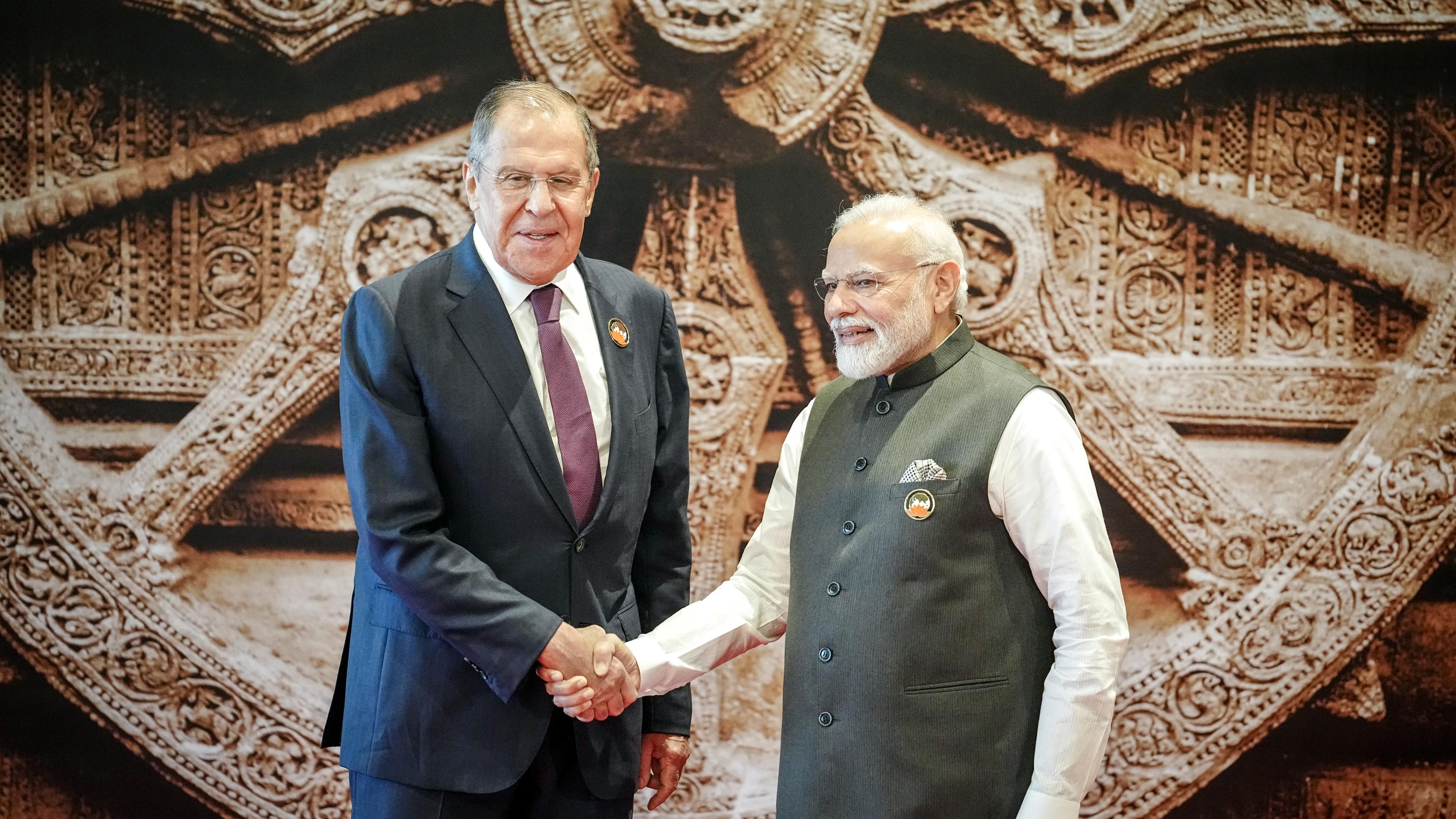 Indien, Neu Delhi: Sergei Lawrow (l), Außenminister von Russland, beim G20-Gipfel von Narendra Modi, Premierminister von Indien, begrüßt.