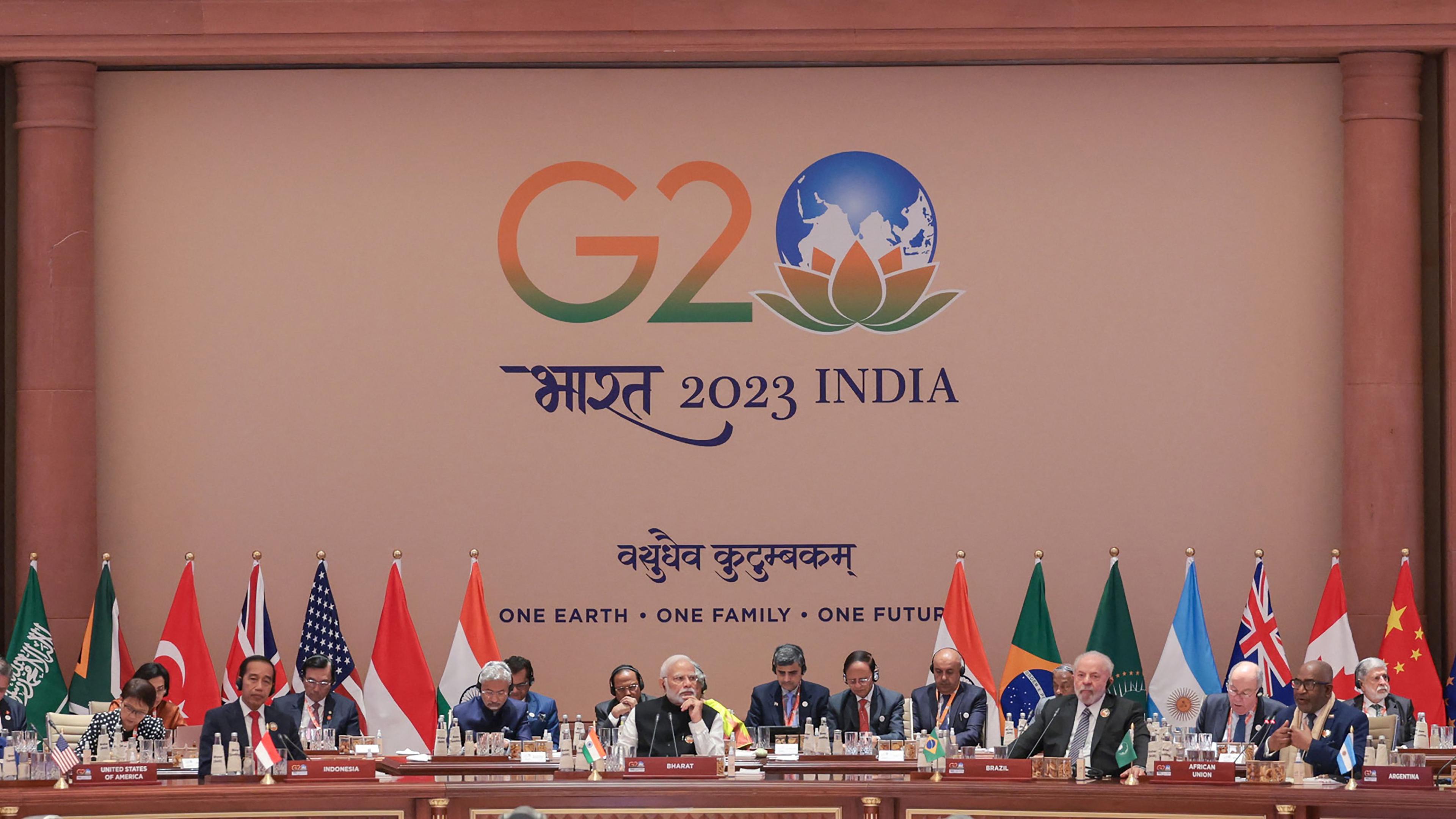 Indiens Premierminister Narendra Modi (Mitte) nimmt zusammen mit Staats- und Regierungschefs der Welt an der Abschlusssitzung des G20-Gipfels der Staats- und Regierungschefs am 10. September 2023 in Neu-Delhi teil