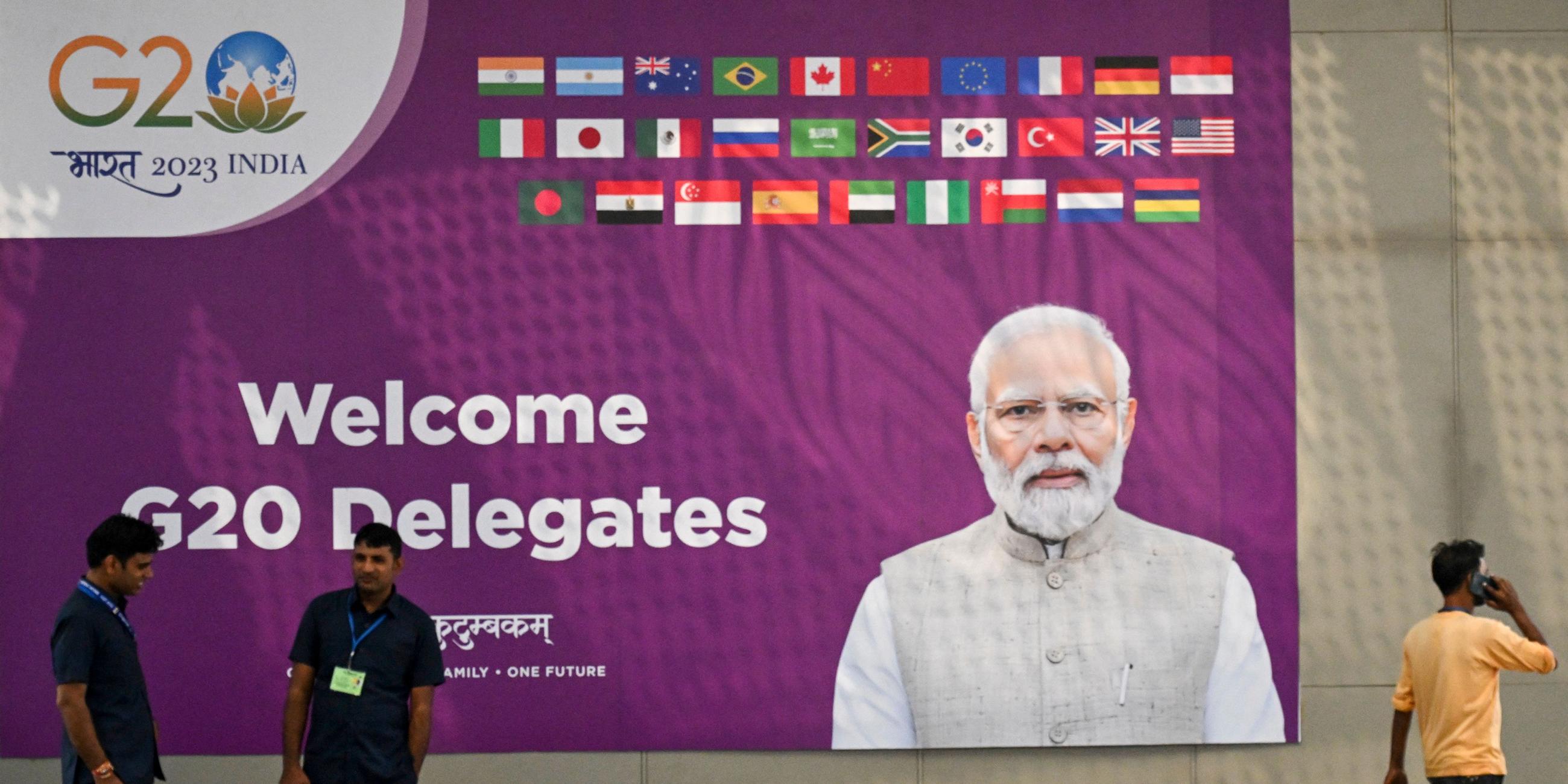G20-Kommunikationswerbetafel mit dem Porträt des indischen Premierministers Narednra Modi im internationalen Medienzentrum am Veranstaltungsort des G20-Gipfels, Tage vor dessen Beginn in Neu-Delhi am 7. 9. 2023. 