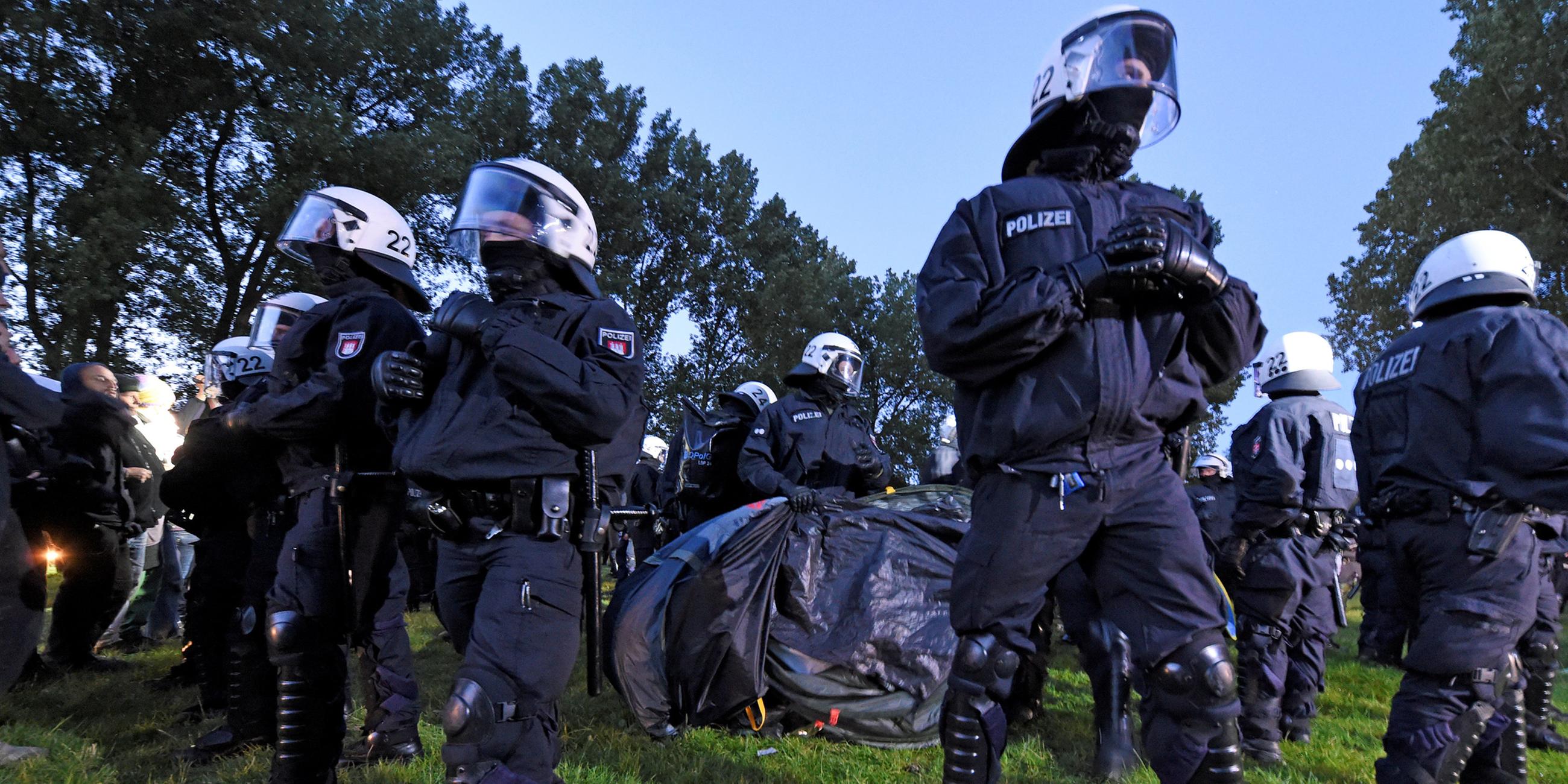 G20-Gipfel: Polizisten räumen Protest-Camp am 02.07.2017 in Hamburg