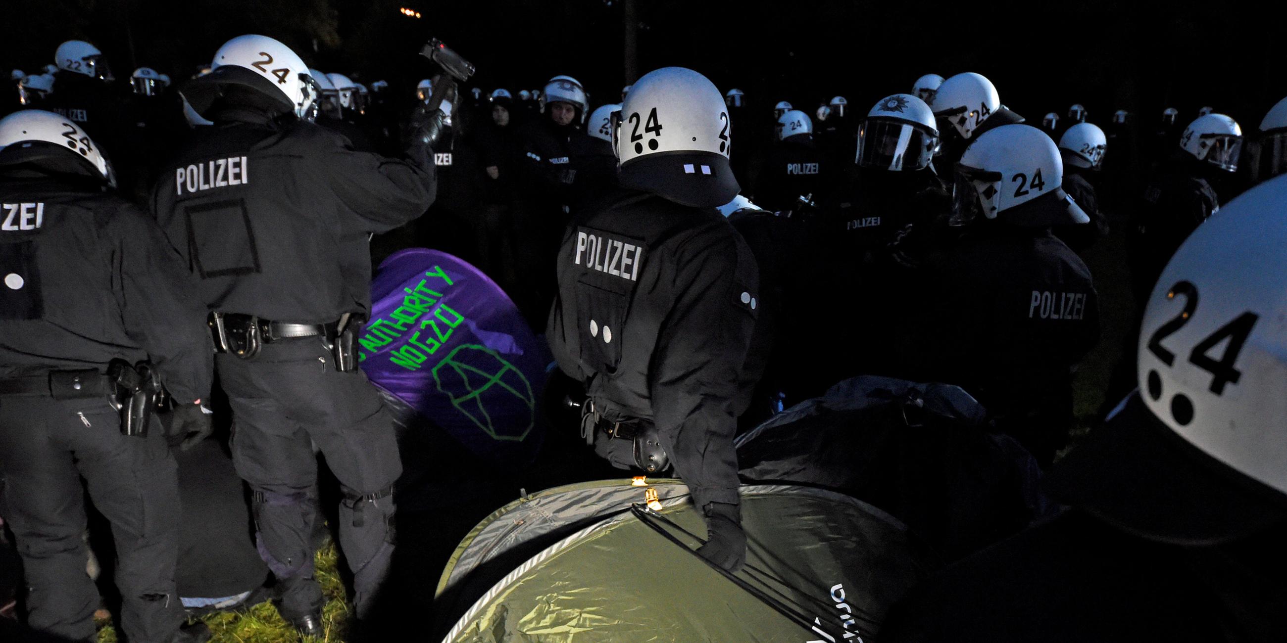 G20-Gipfel: Polizisten räumen Protest-Camp am 02.07.2017 in Hamburg
