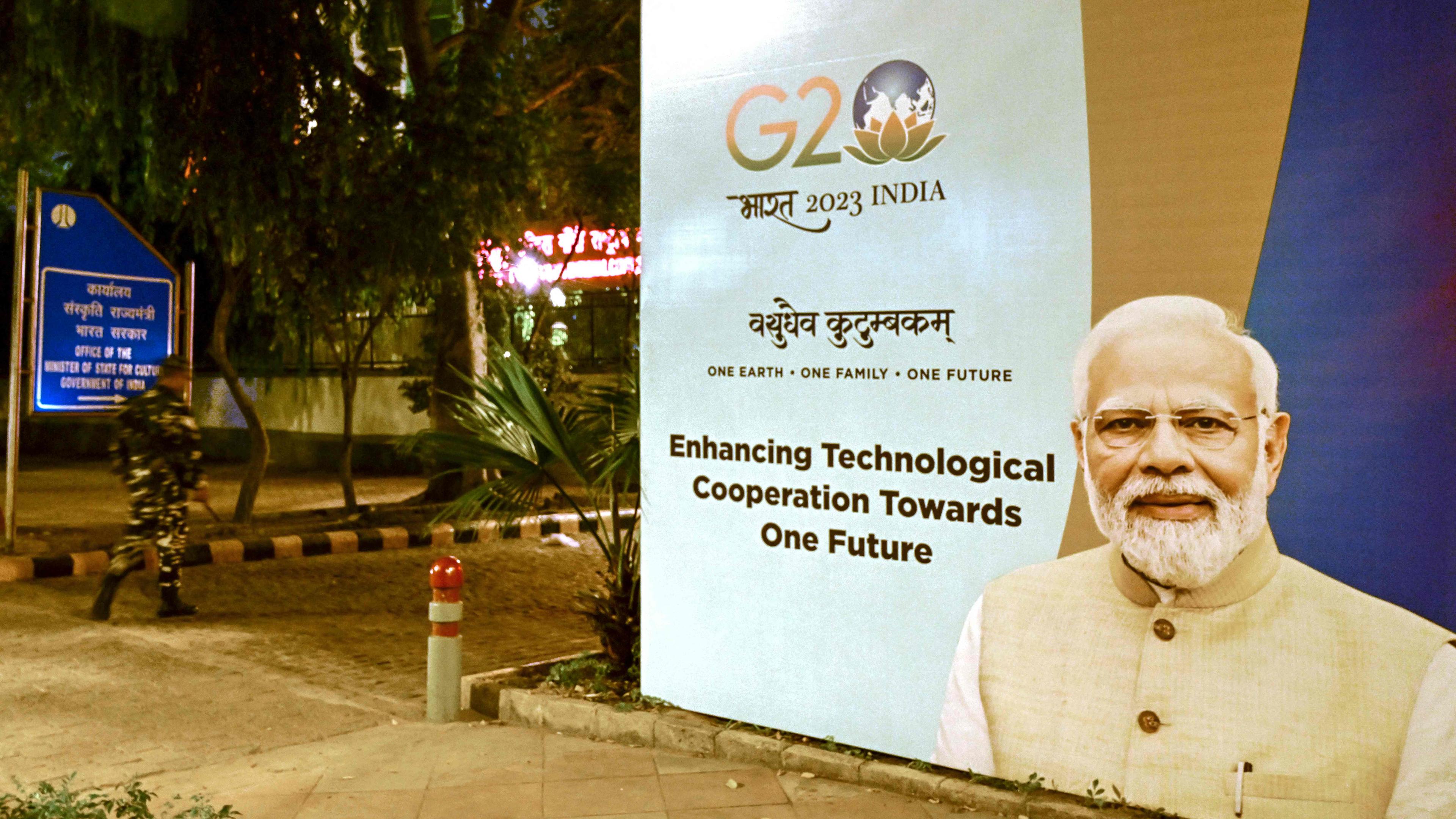 Indiens Premierminister Modi auf einem Plakat vor dem G20-Gipfel in Neu-Delhi 