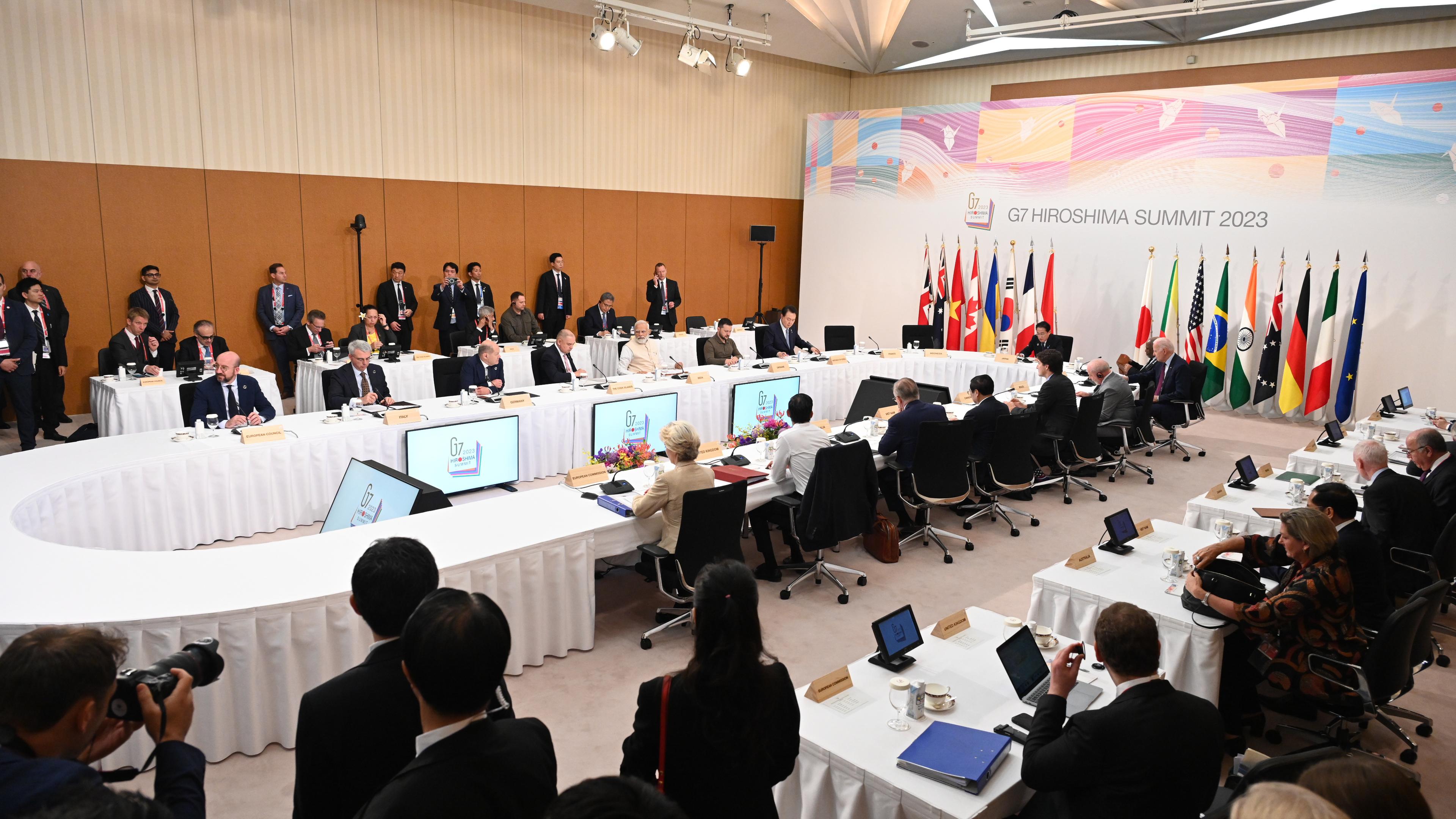 Die Mitglieder der Gruppe der Sieben (G7) sitzen Vertretern anderer Gastländer, darunter auch der ukrainische Präsident Selenskyj, und internationaler Organisationen zu Gesprächen zusammen. 