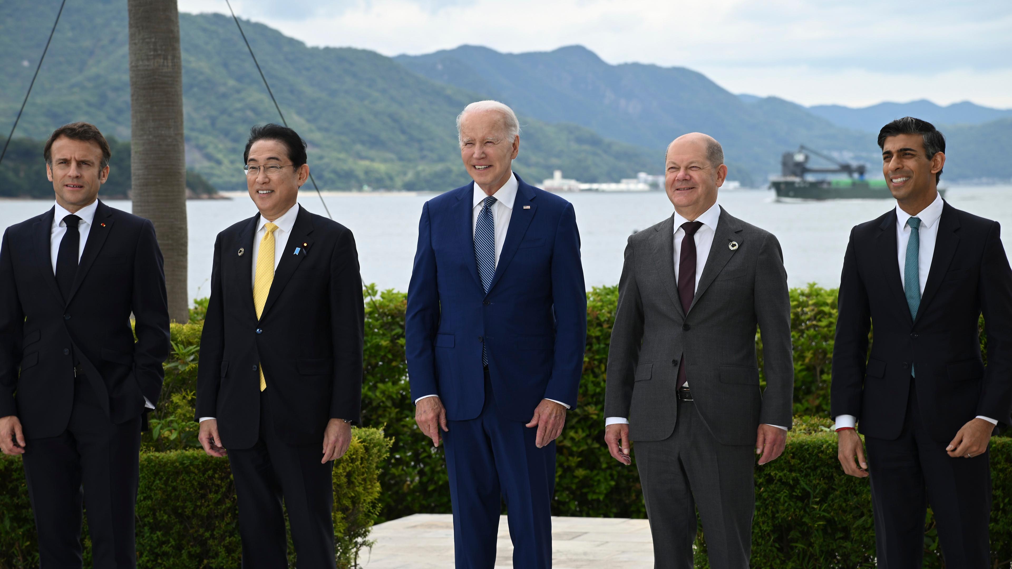 Emmanuel Macron, Präsident von Frankreich, Fumio Kishida, Ministerpräsident von Japan, Joe Biden, Präsident der USA, Bundeskanzler Olaf Scholz (SPD), und Rishi Sunak, Premierminister von Großbritannien, in einer Reihe.