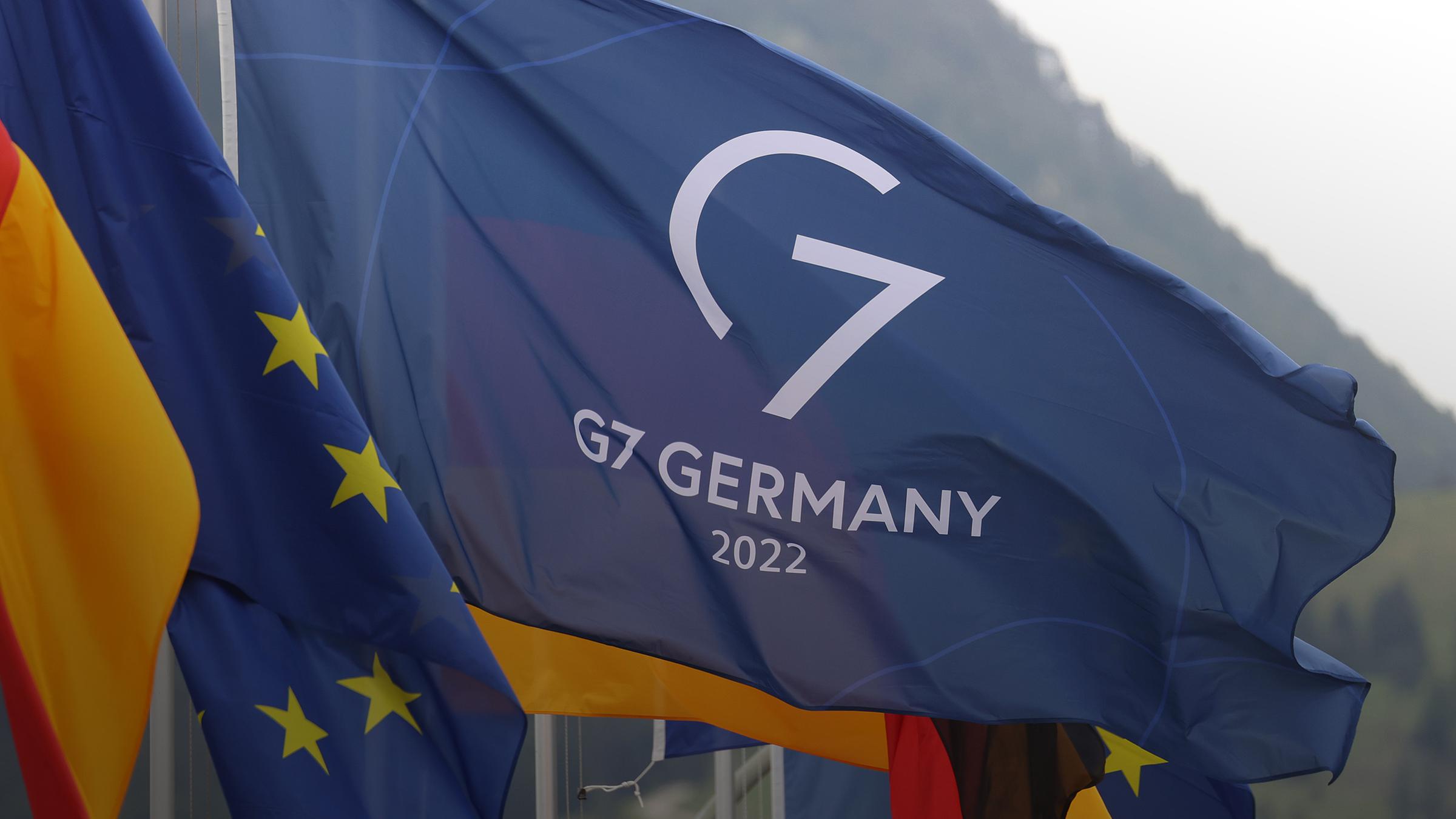 Bayern, Garmisch-Partenkirchen: Fahnen Deutschlands (l-r), der Europäischen Union und des G7 Gipfels wehen vor dem Pressezentrum.