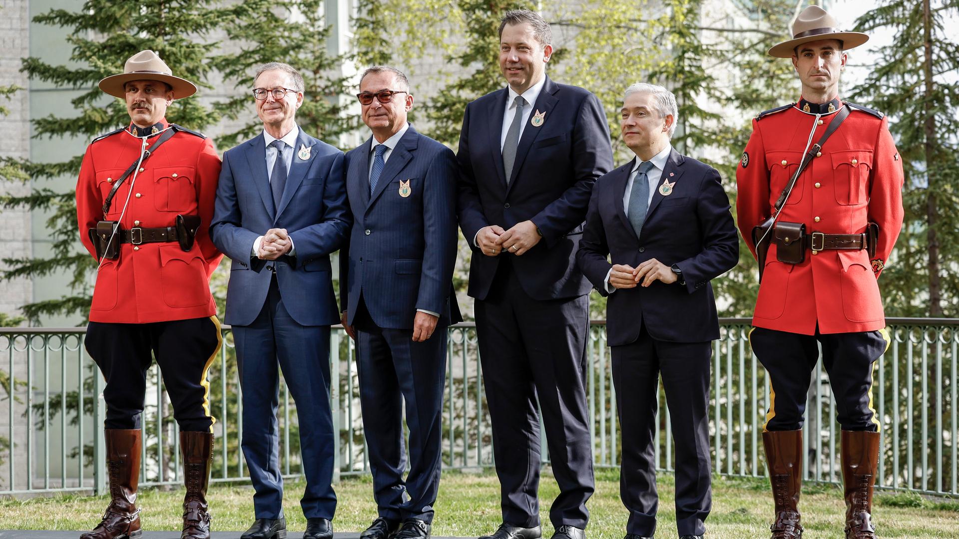 Kanadas Finanzminister Francois-Philippe Champagne (Zweiter von rechts), der deutsche Finanzminister Lars Klingbeil (Dritter von rechts), die Gouverneurin der Bank of Canada Tiff Macklem (Zweite von links) und der deutsche Bundesbankpräsident Dr. Joachim Nagel posieren mit RCMP-Beamten vor dem Treffen der G7-Finanzminister in Banff (Alta), Mittwoch, 21. Mai 2025.