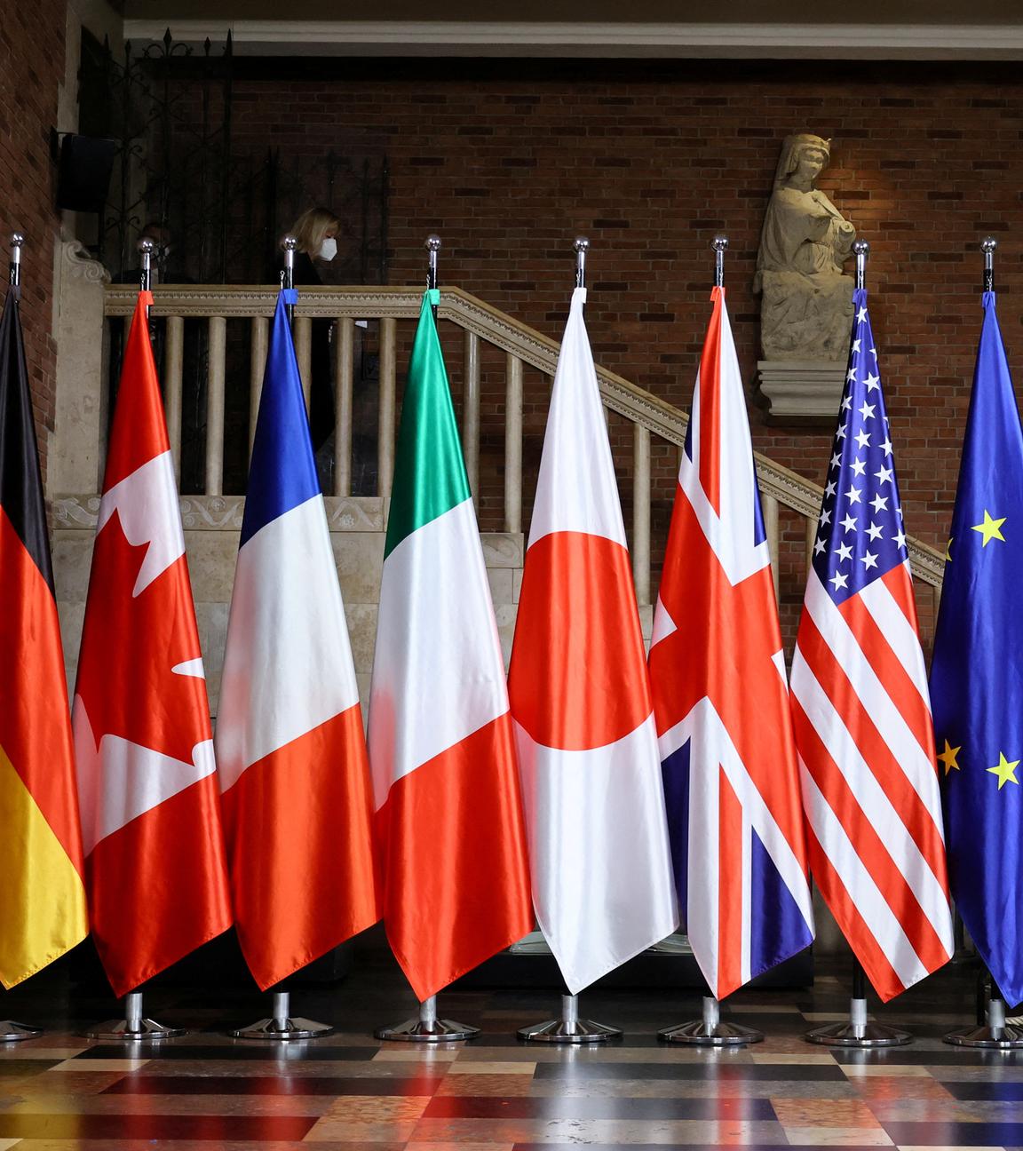 Die Flaggen der G7-Staaten stehen nebeneinander, im Hintergrund steht das "G7"-Logo.
