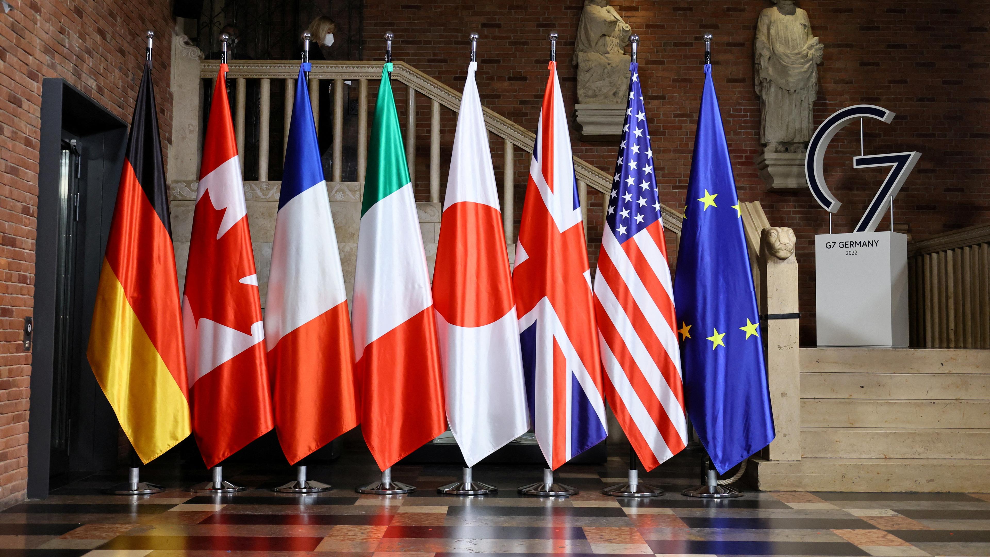 Die Flaggen der G7-Staaten stehen nebeneinander, im Hintergrund steht das "G7"-Logo.