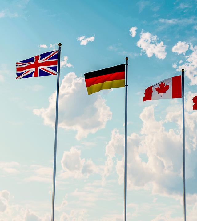 Flaggen der 7 Staaten: Kanada, Deutschland, Italien, Frankreich, Japan, USA und Vereinigtes Köngreich 